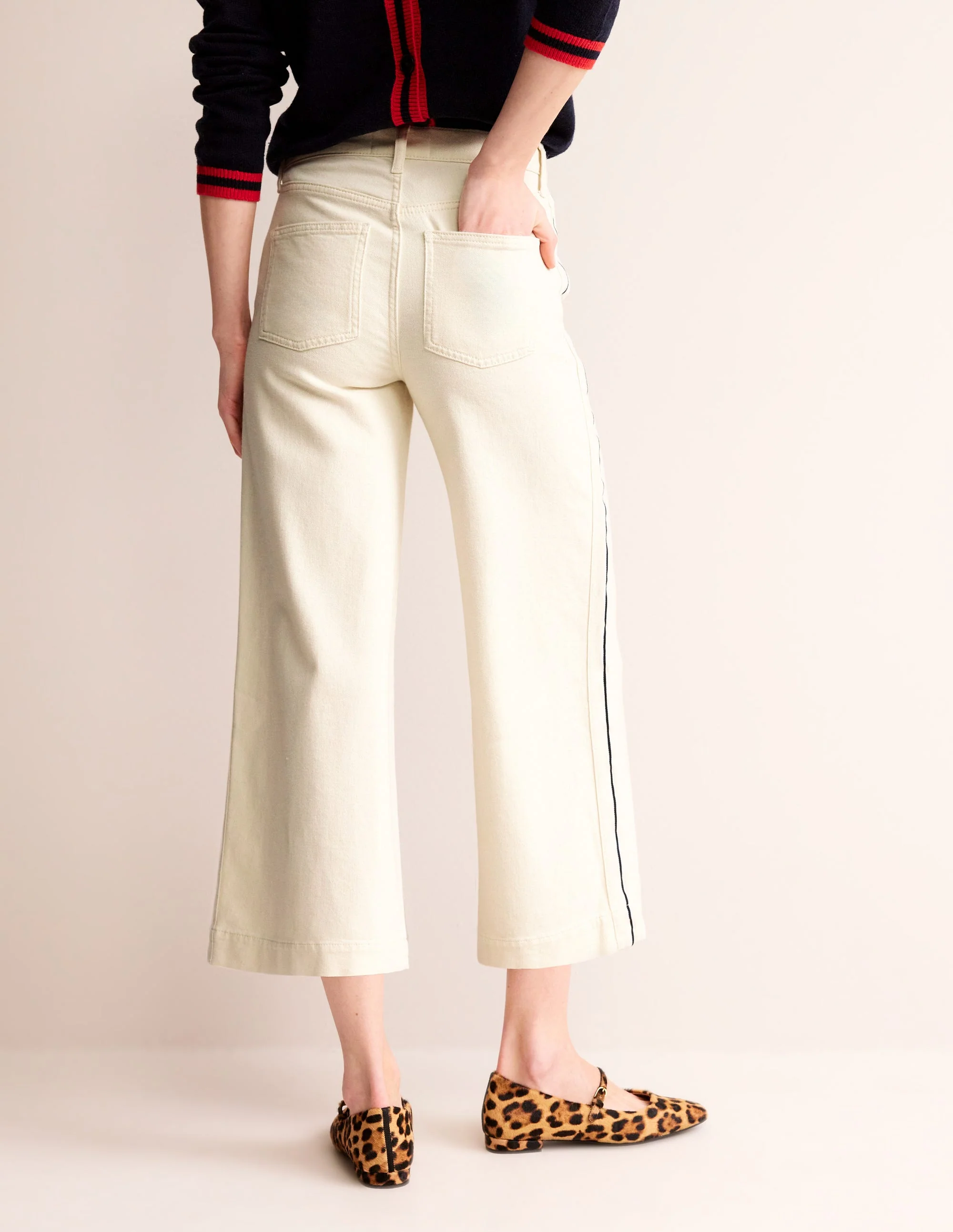 Weit geschnittene, verkürzte Jeans mit seitlichen Streifen-Beige - Image 4