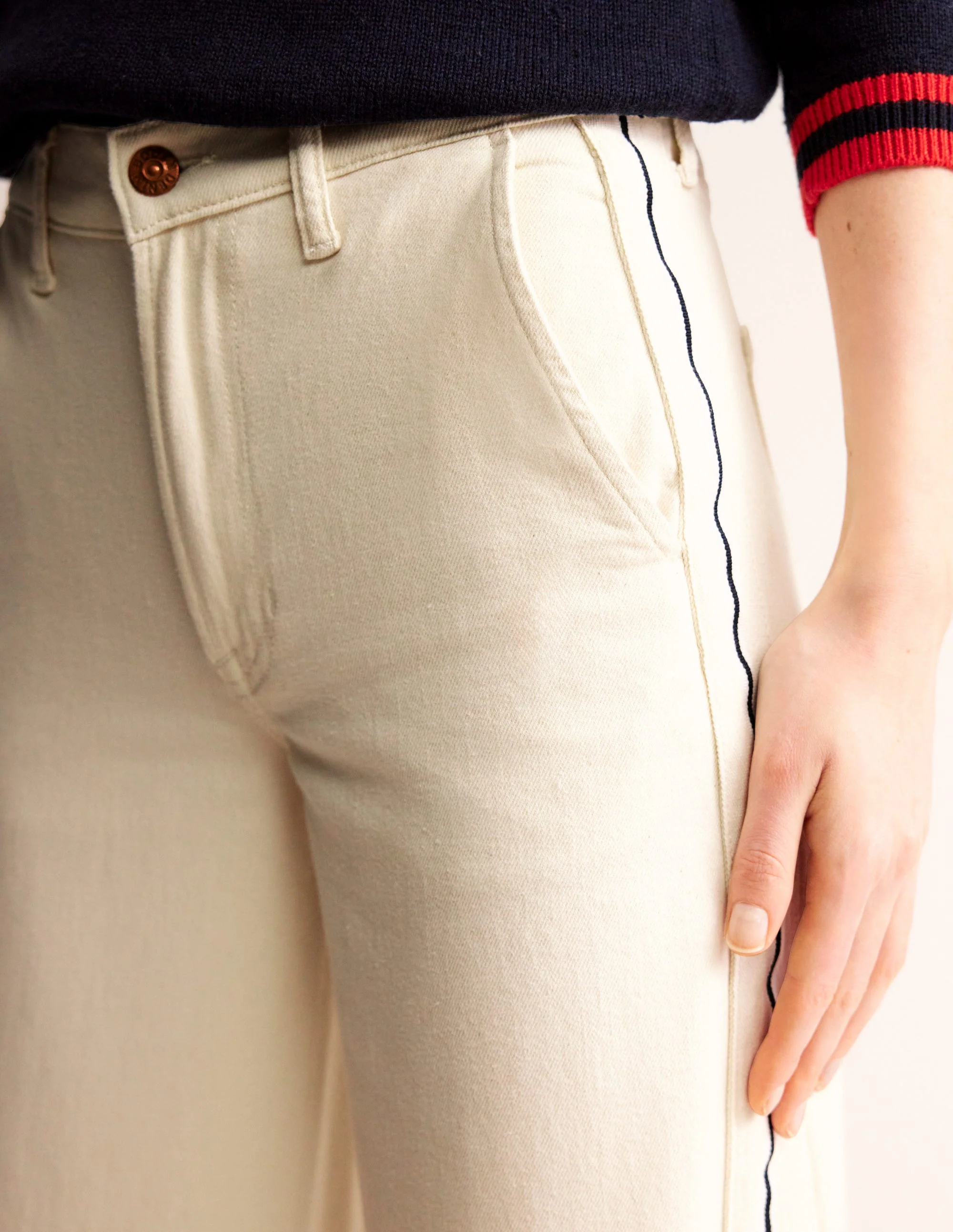 Weit geschnittene, verkürzte Jeans mit seitlichen Streifen-Beige - Image 5