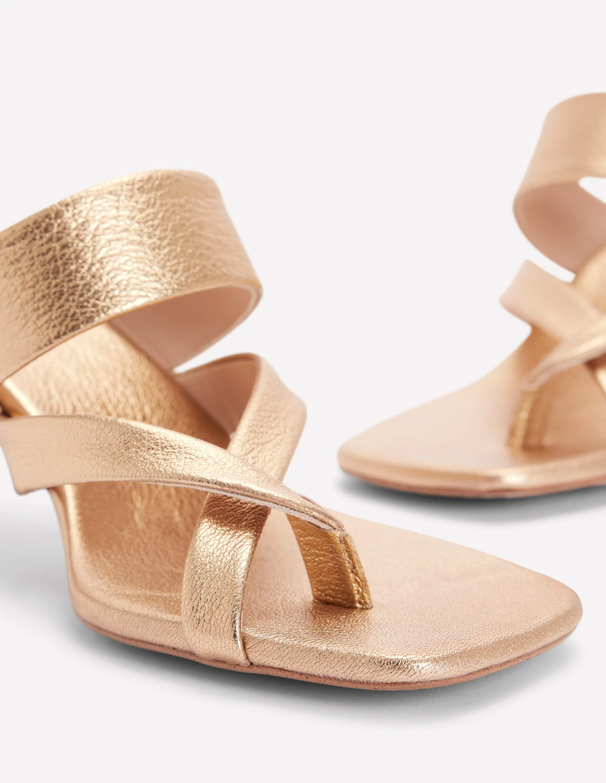 Zehenstegsandalen mit Kitten-Absatz-Gold - Image 3