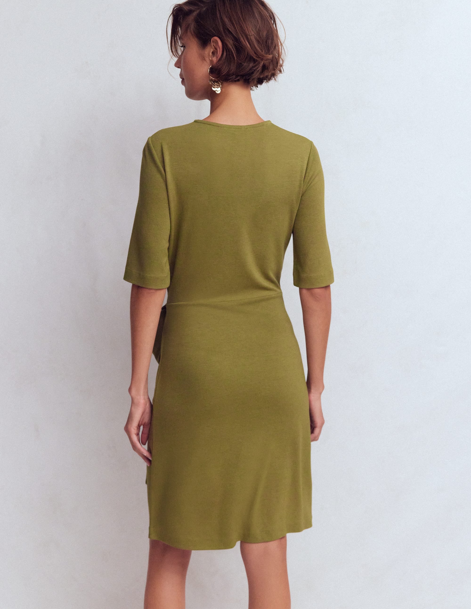 Zinnia Kurzes Jerseykleid zum Binden-Olive - Image 3