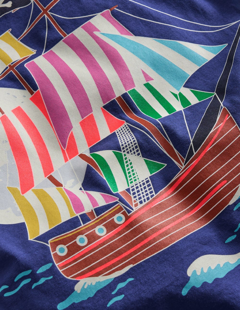 Im Dunkeln leuchtendes T-Shirt-Dämmerungsblau Piratenschiff - Image 3