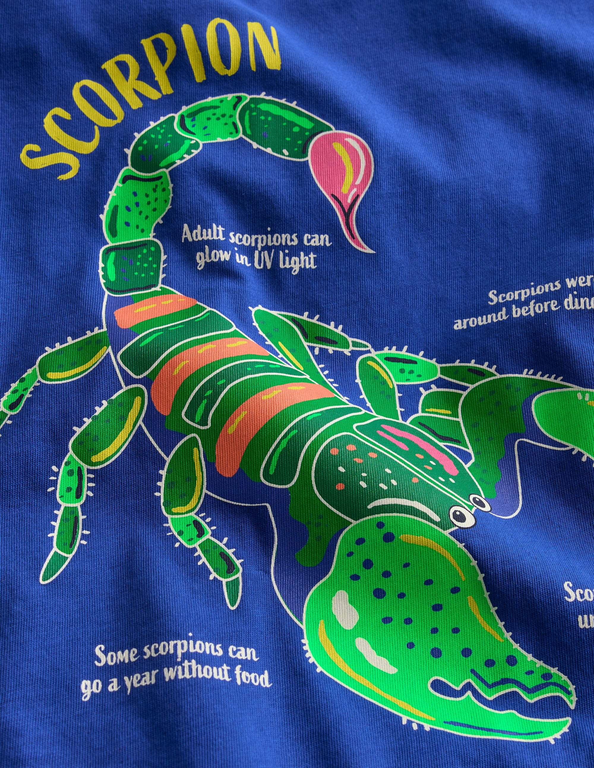 Im Dunkeln leuchtendes T-Shirt-Leuchtendes Blau Skorpion - Image 3