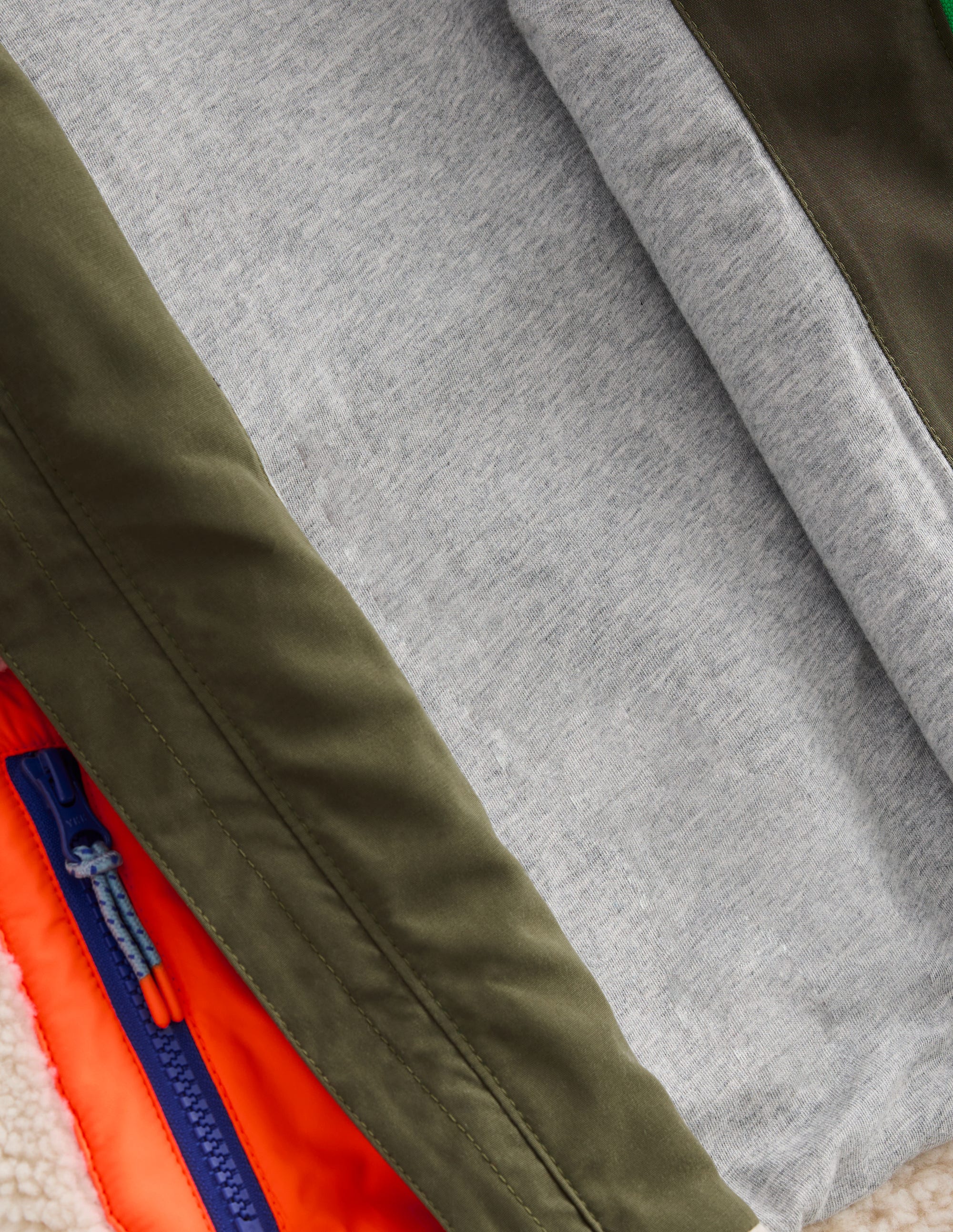 Jacke aus Teddyfell-Mix-Khaki, Blockfarben - Image 5