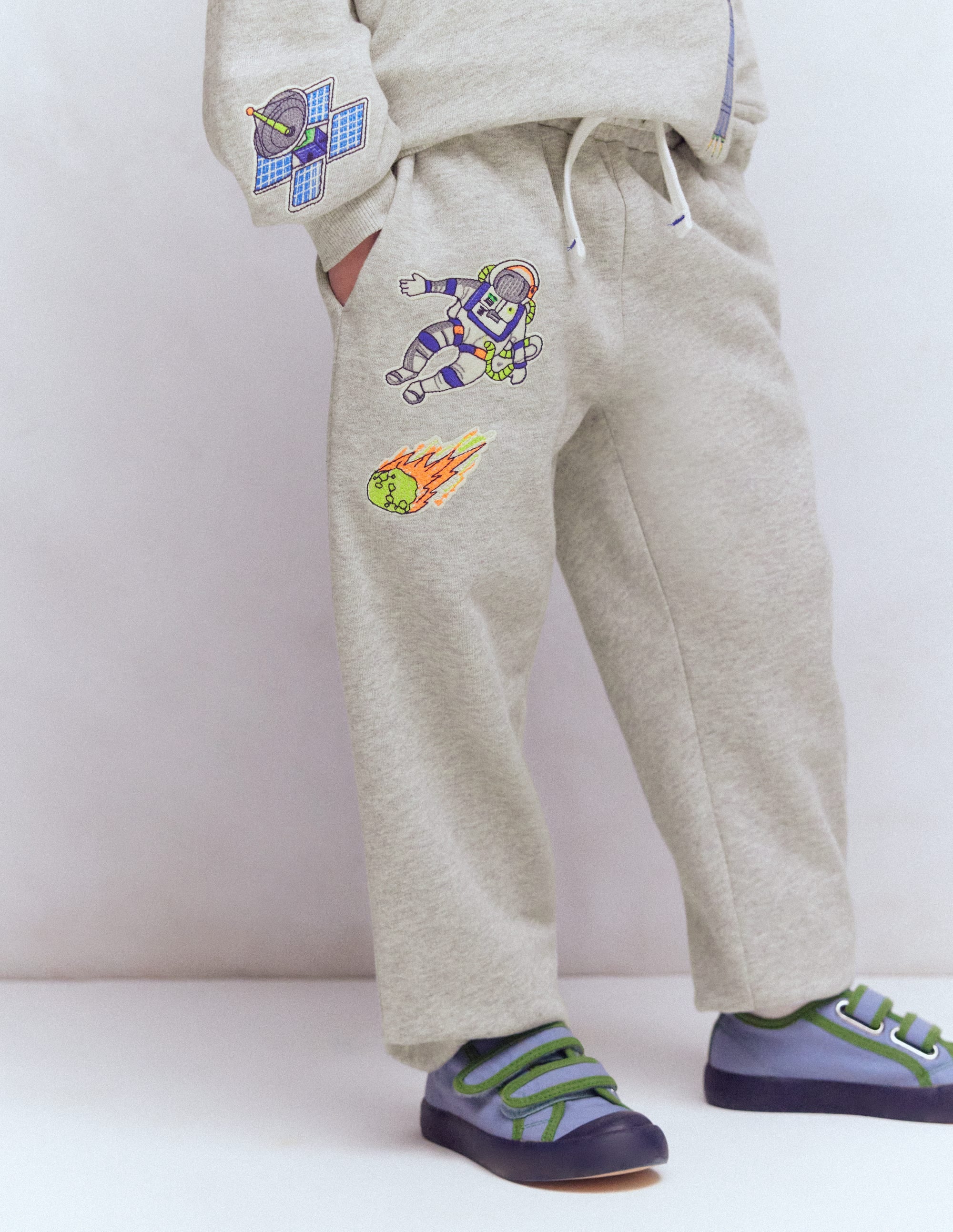 Jogginghose mit Aufnäher-Grau Weltall - Image 3
