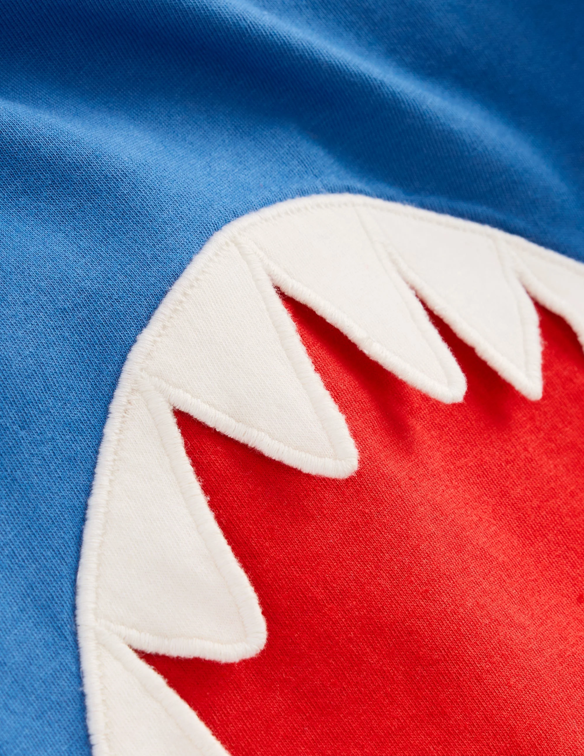Kurzärmliges T-Shirt mit origineller Applikation-Blauhäher Hai - Image 3