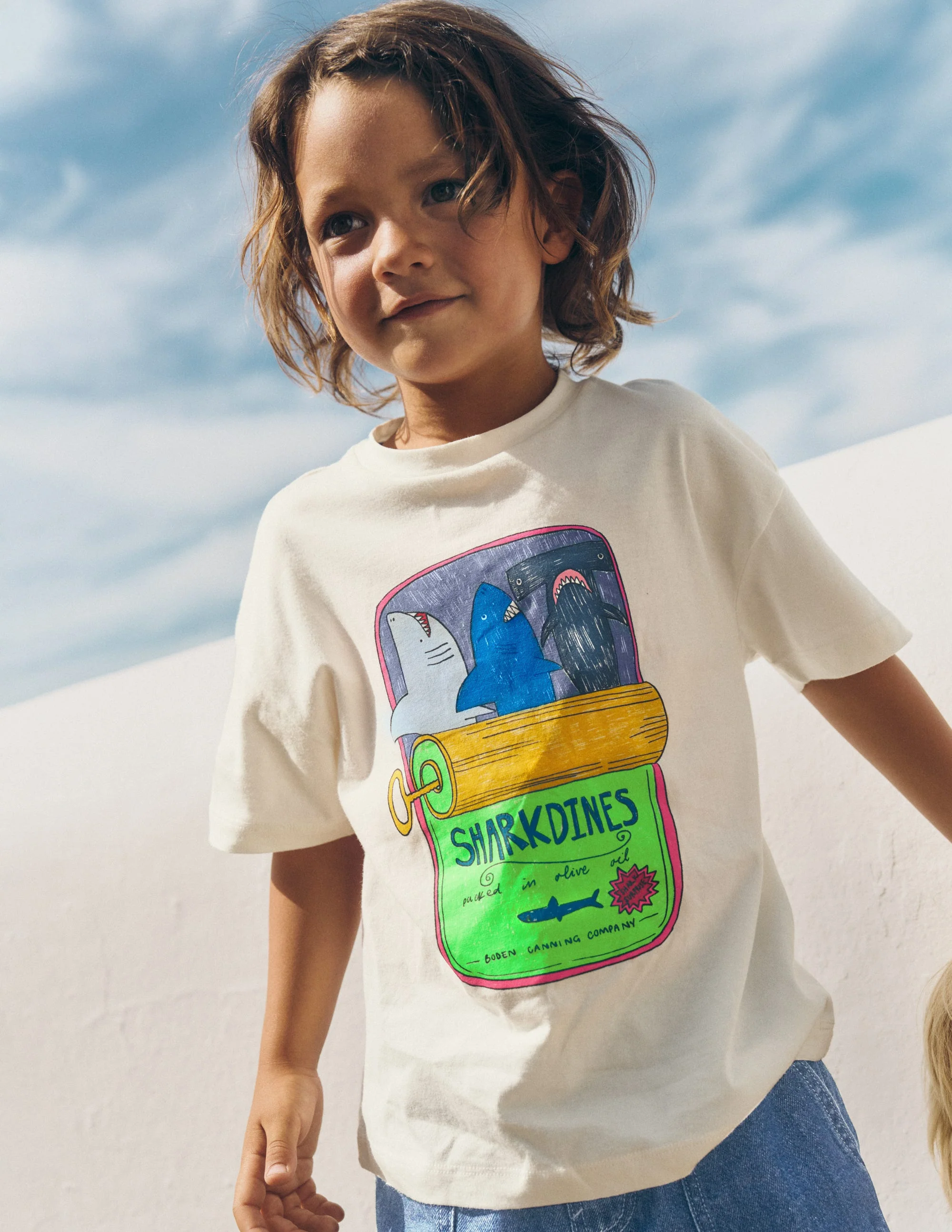 Lockeres T-Shirt mit Grafik-Pergament Sardinenbüchse - Image 4