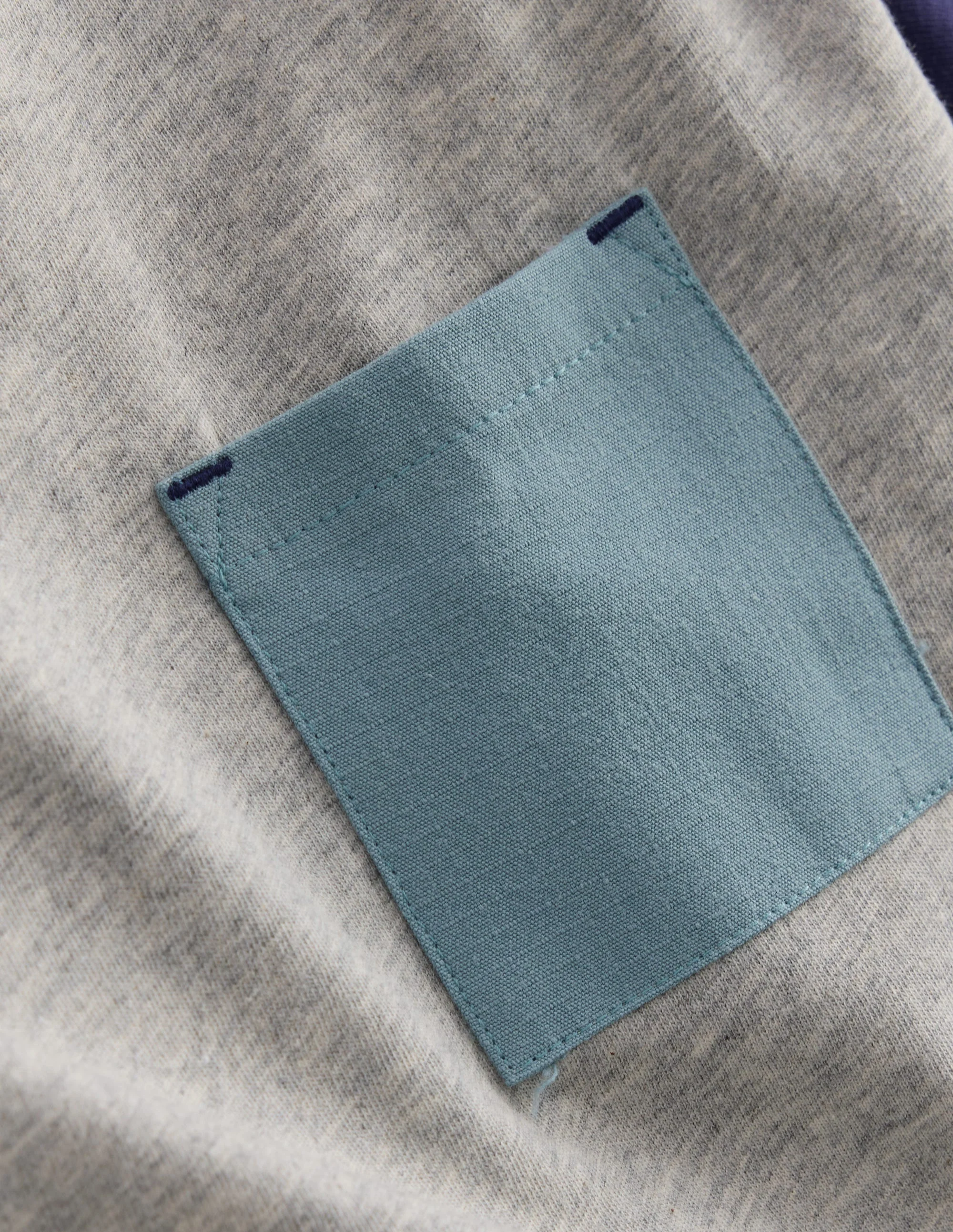 Lockeres T-Shirt mit Tasche aus reißfestem Material-Grau Meliert - Image 3