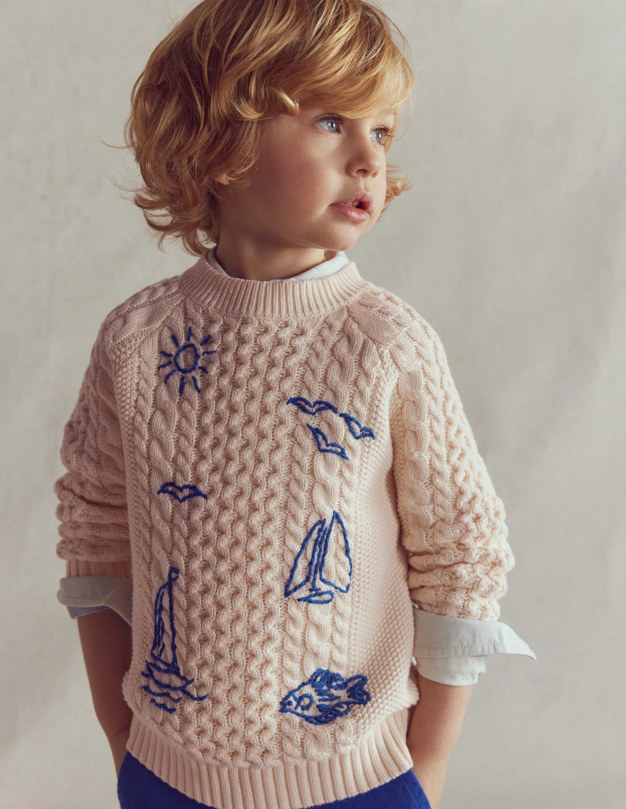 Pullover mit Zopfmuster und Stickerei-Warmes Naturweiß