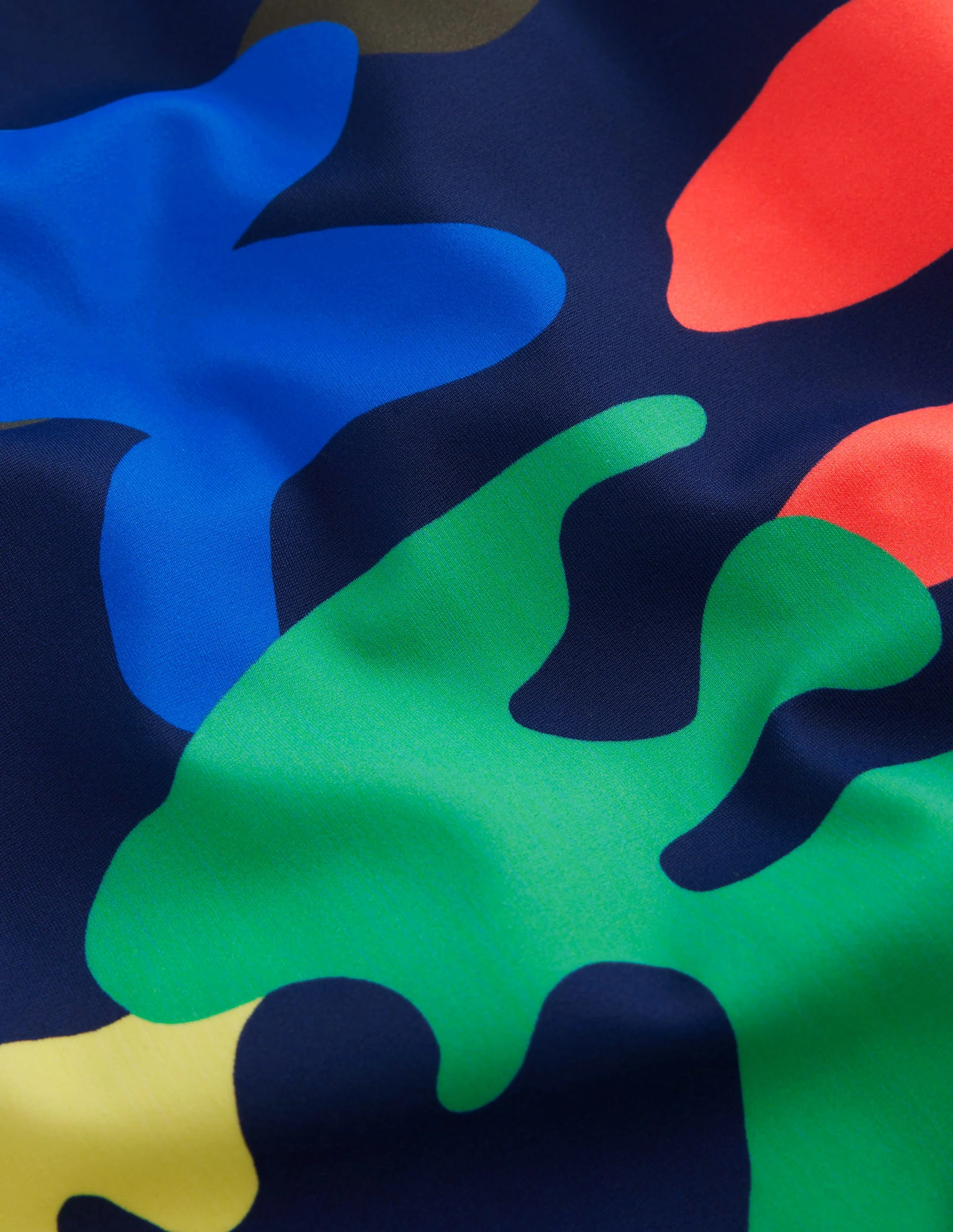 Rash Top mit Logo-Bunt, Regenbogenfarbenes Camouflagemuster - Image 3