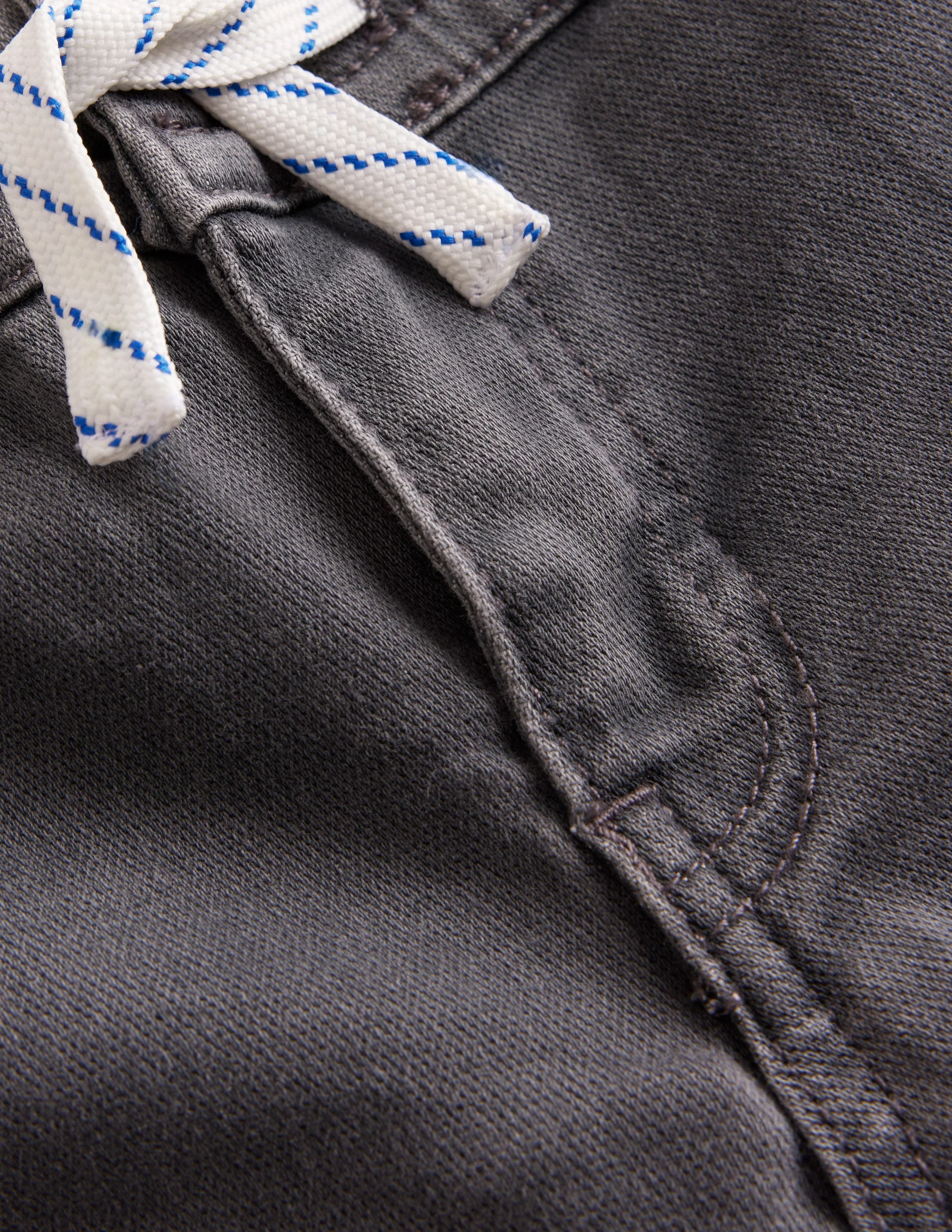 Schmal geschnittene Jersey-Jeans-Black - Image 3