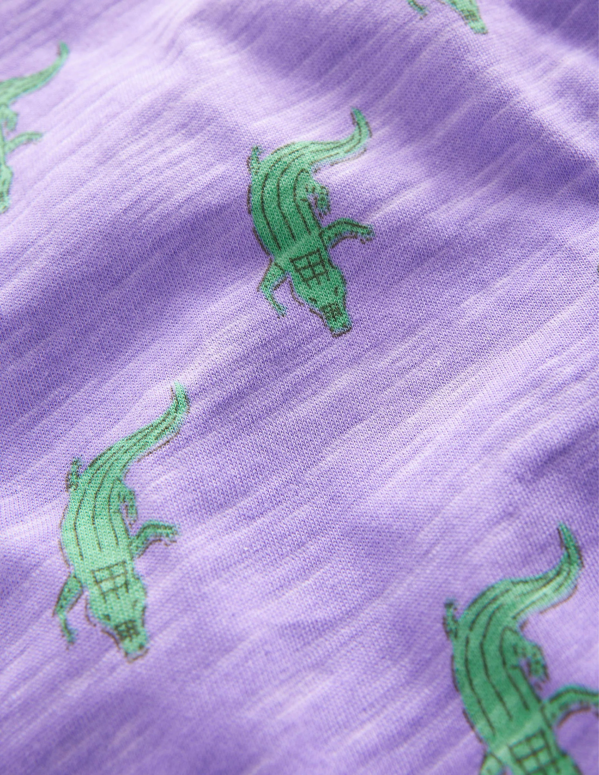 T-Shirt mit durchgehendem Muster-Sanftes Lavendelviolett, Krokodile - Image 3