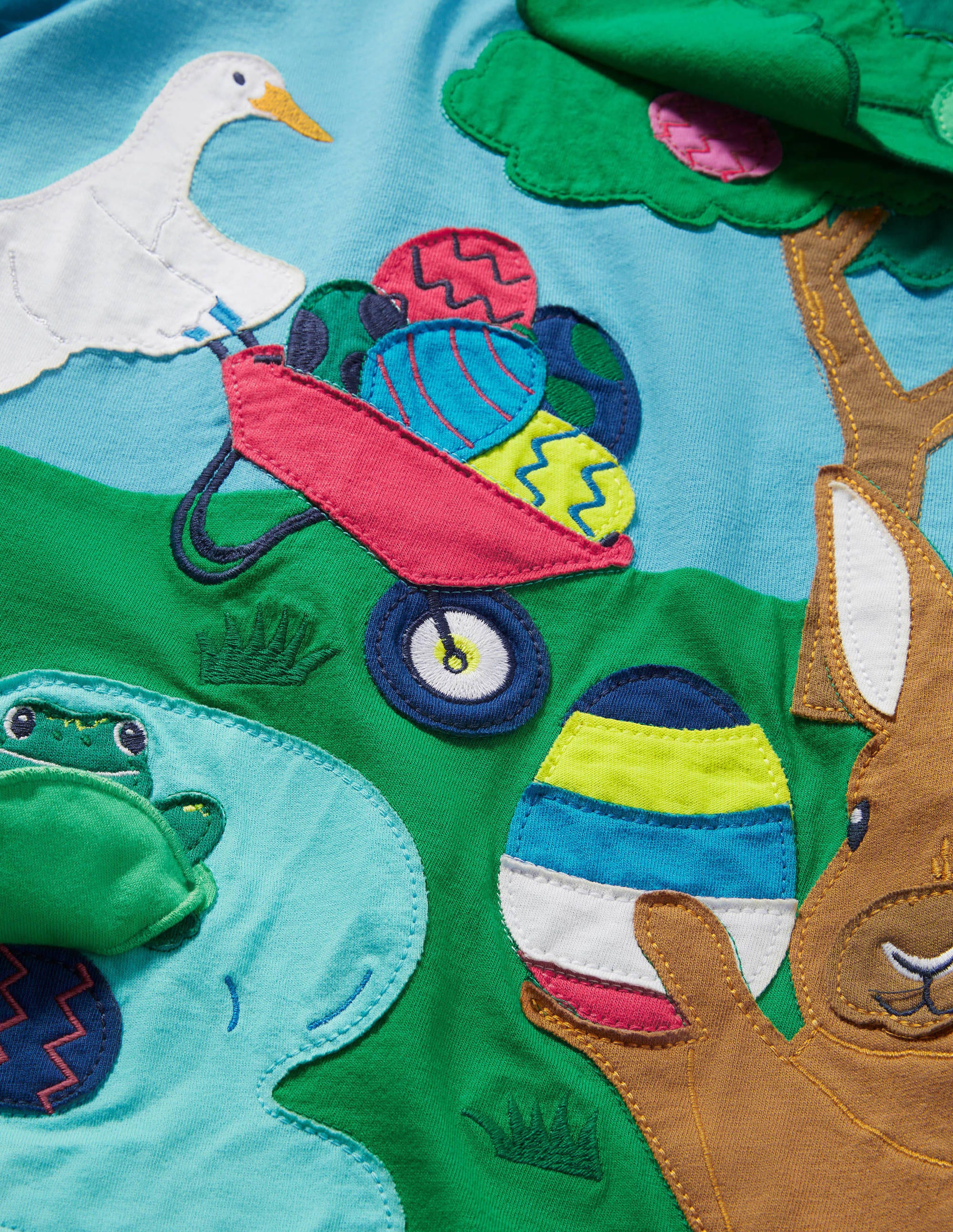 T-Shirt mit Eiersuche-Aufklappmotiv-Surfbrett-Blau, Hase - Image 3