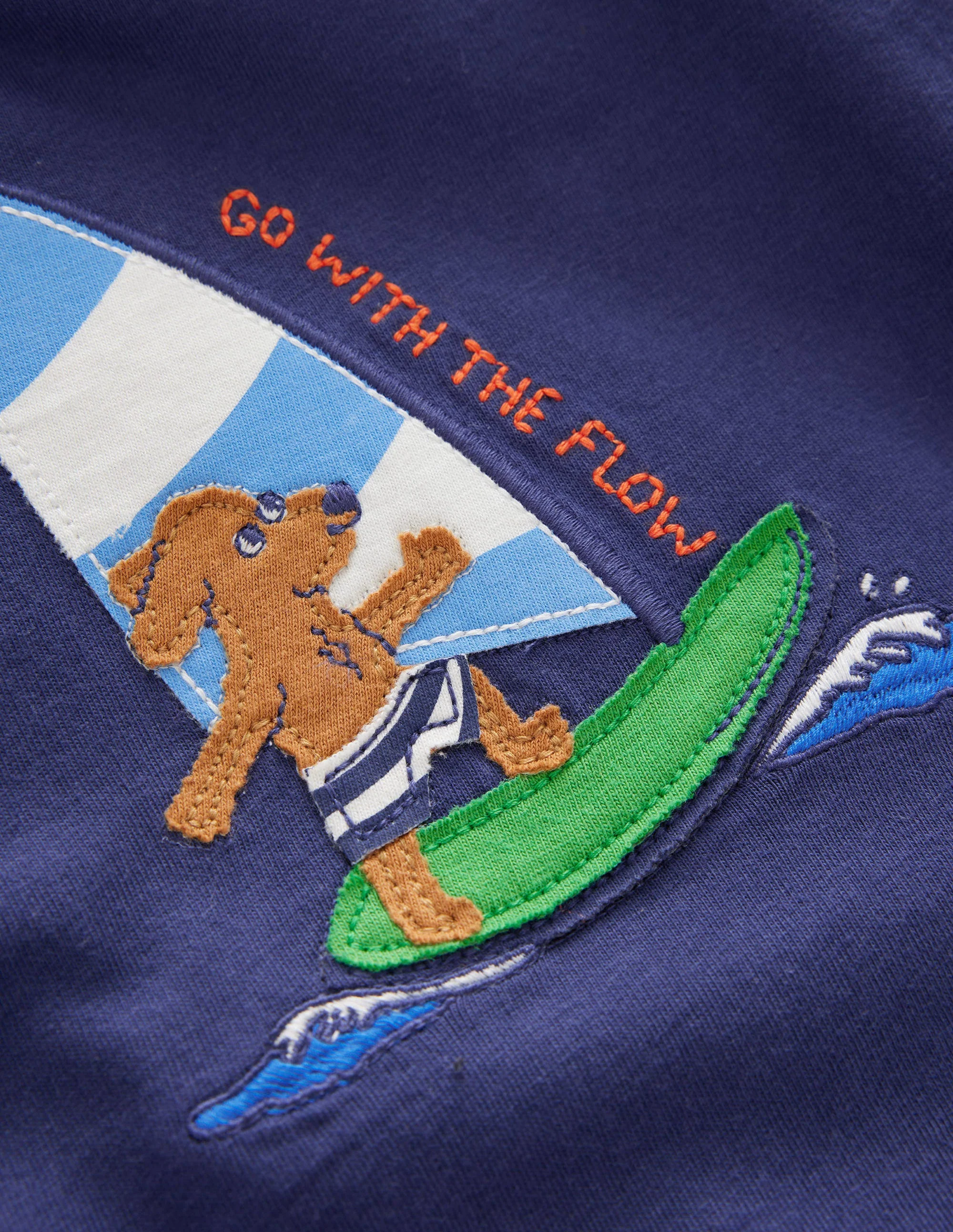 T-Shirt mit fröhlicher Applikation-Sanftes Segelblau - Image 3