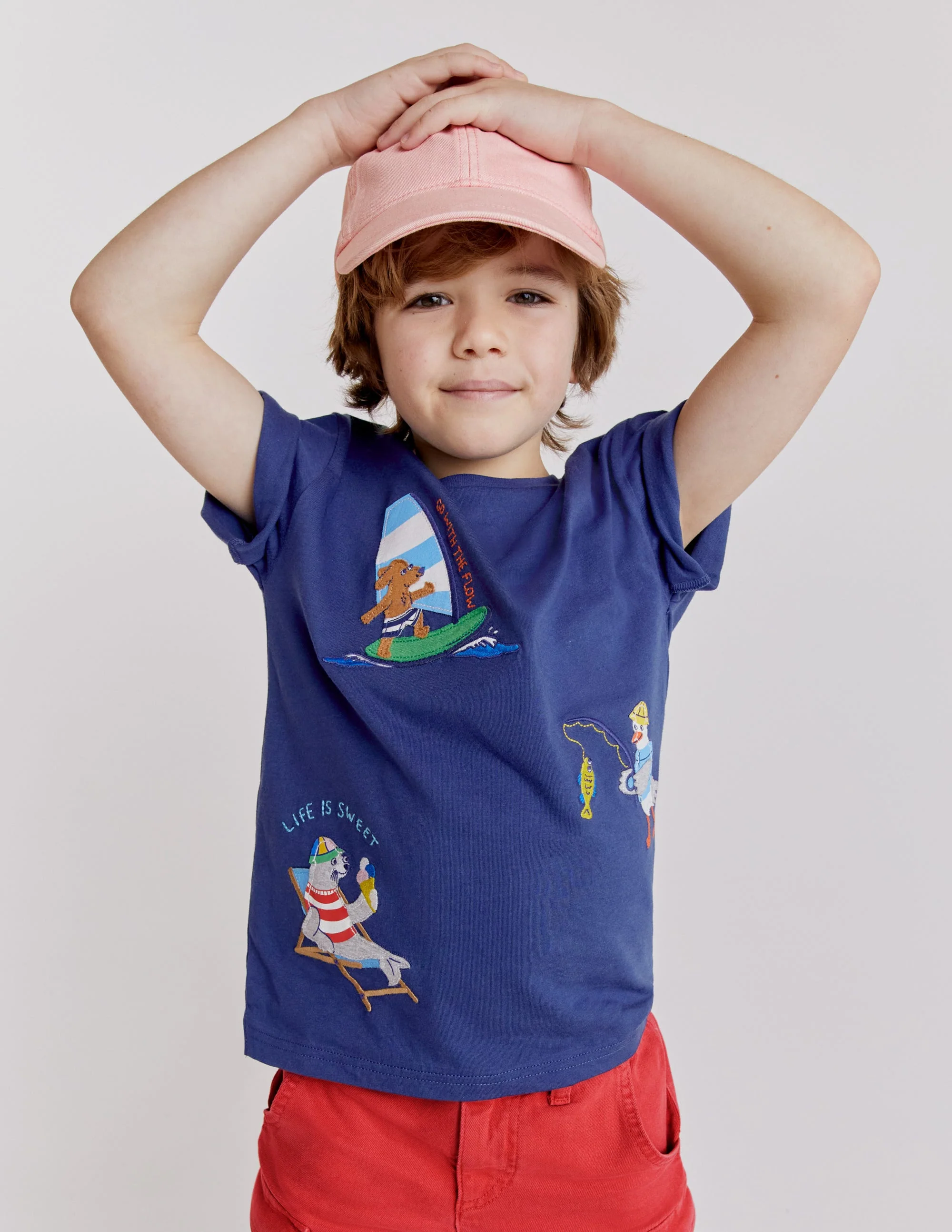 T-Shirt mit fröhlicher Applikation-Sanftes Segelblau - Image 4