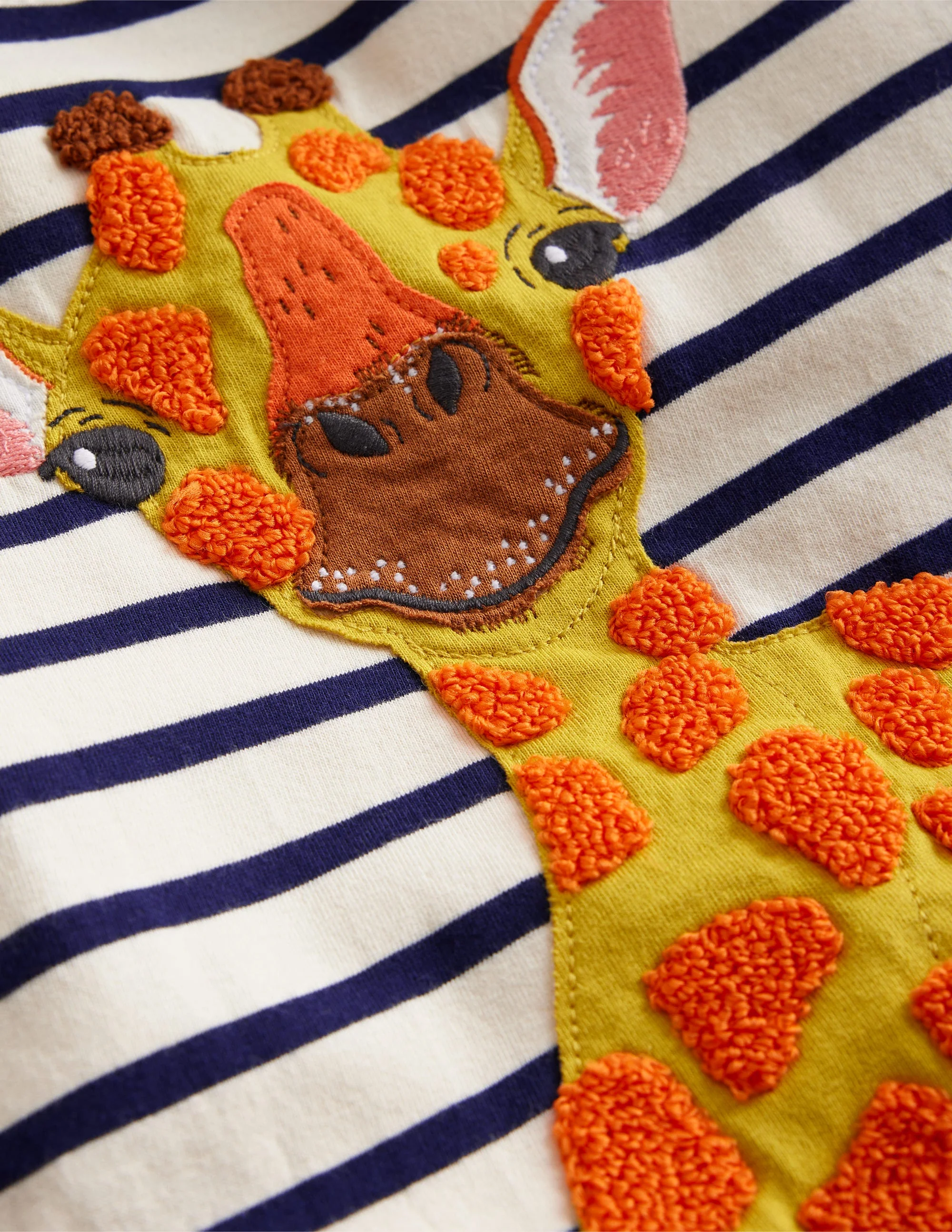 T-Shirt mit großer Logo-Applikation-Schuluniform-Marineblau/Naturweiß Giraffe - Image 3