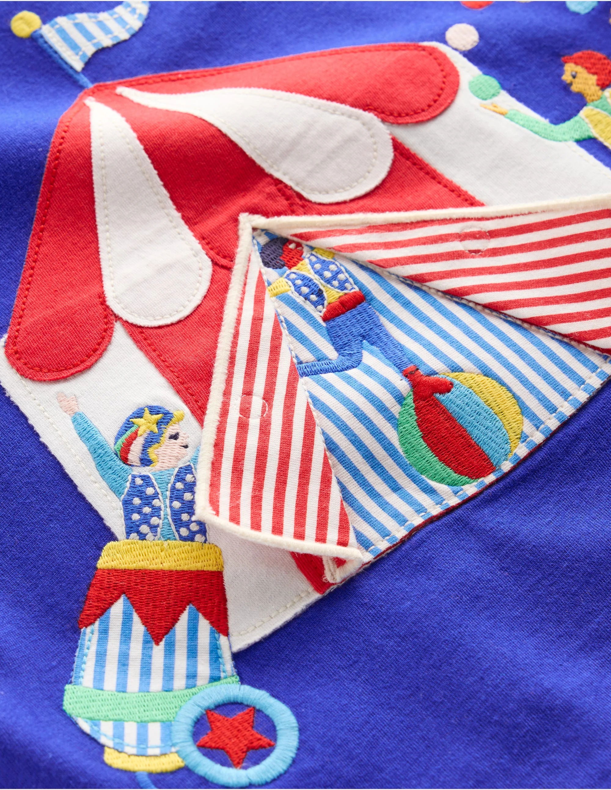 T-Shirt mit Klappe-Leuchtendes Blau Zirkuszelt - Image 3