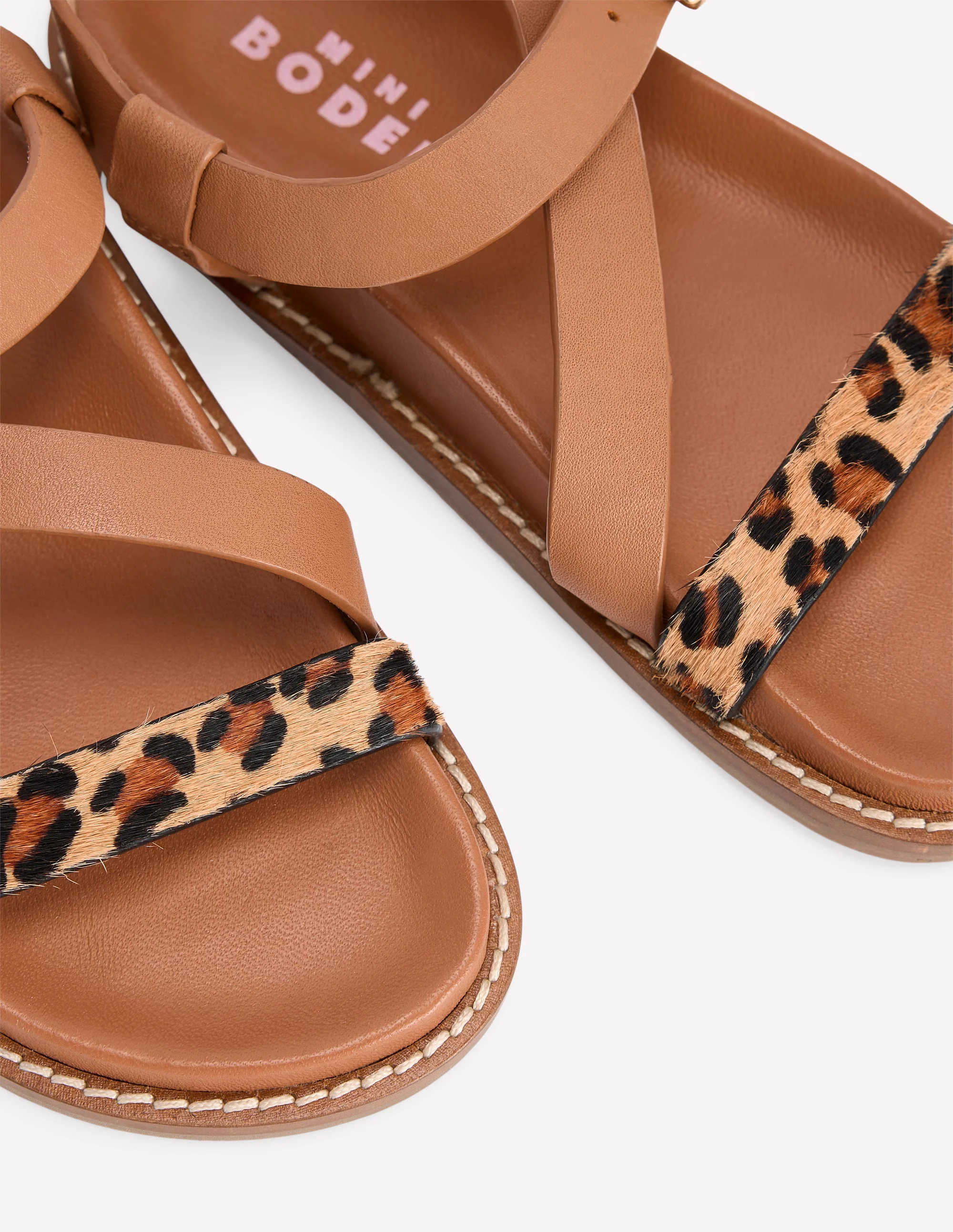 Asymmetrische Sandalen mit gekreuzten Riemen-Hellbraun - Image 3