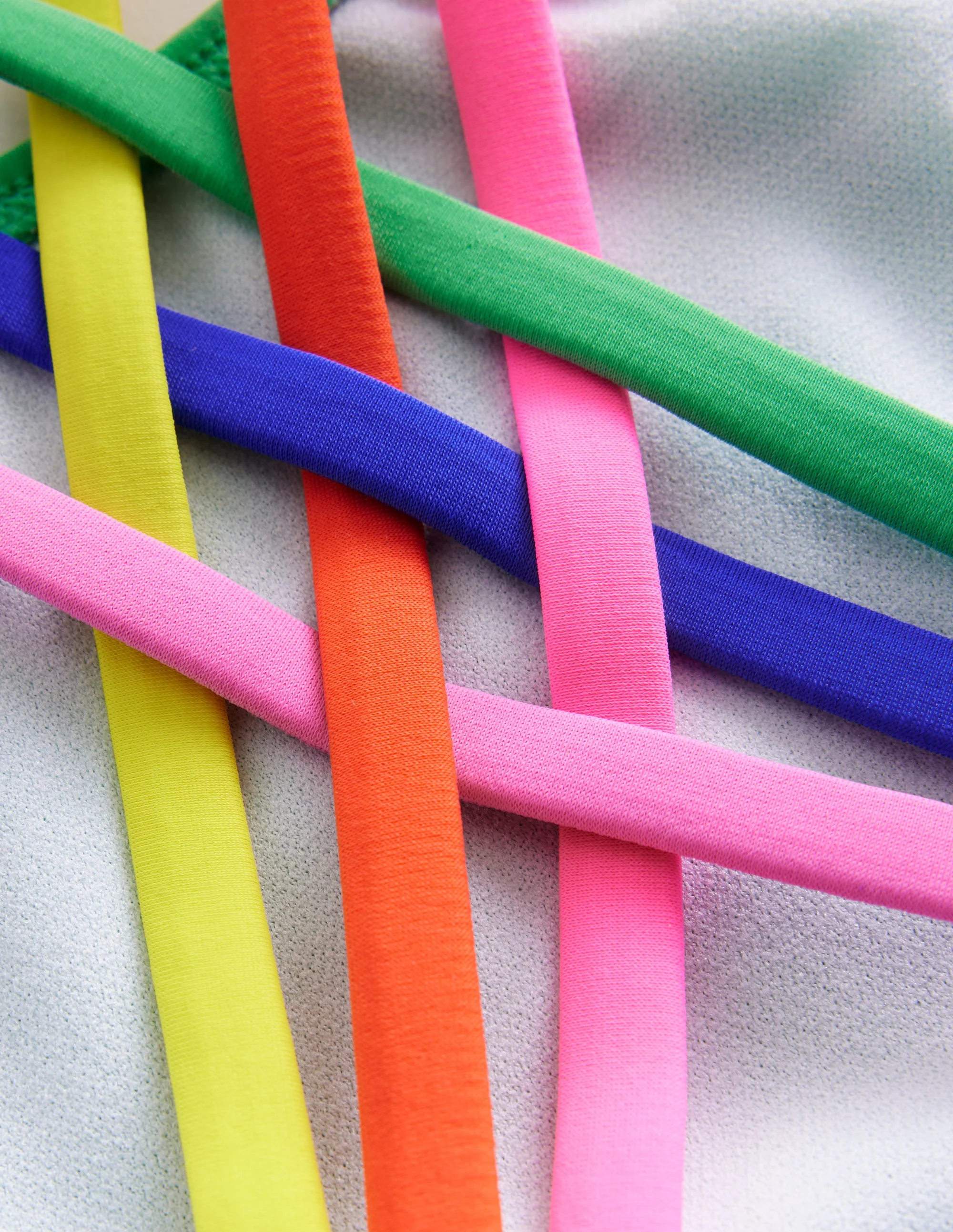 Badeanzug mit gekreuzten Rückenträgern in Regenbogenfarben-Erbsengrün - Image 3