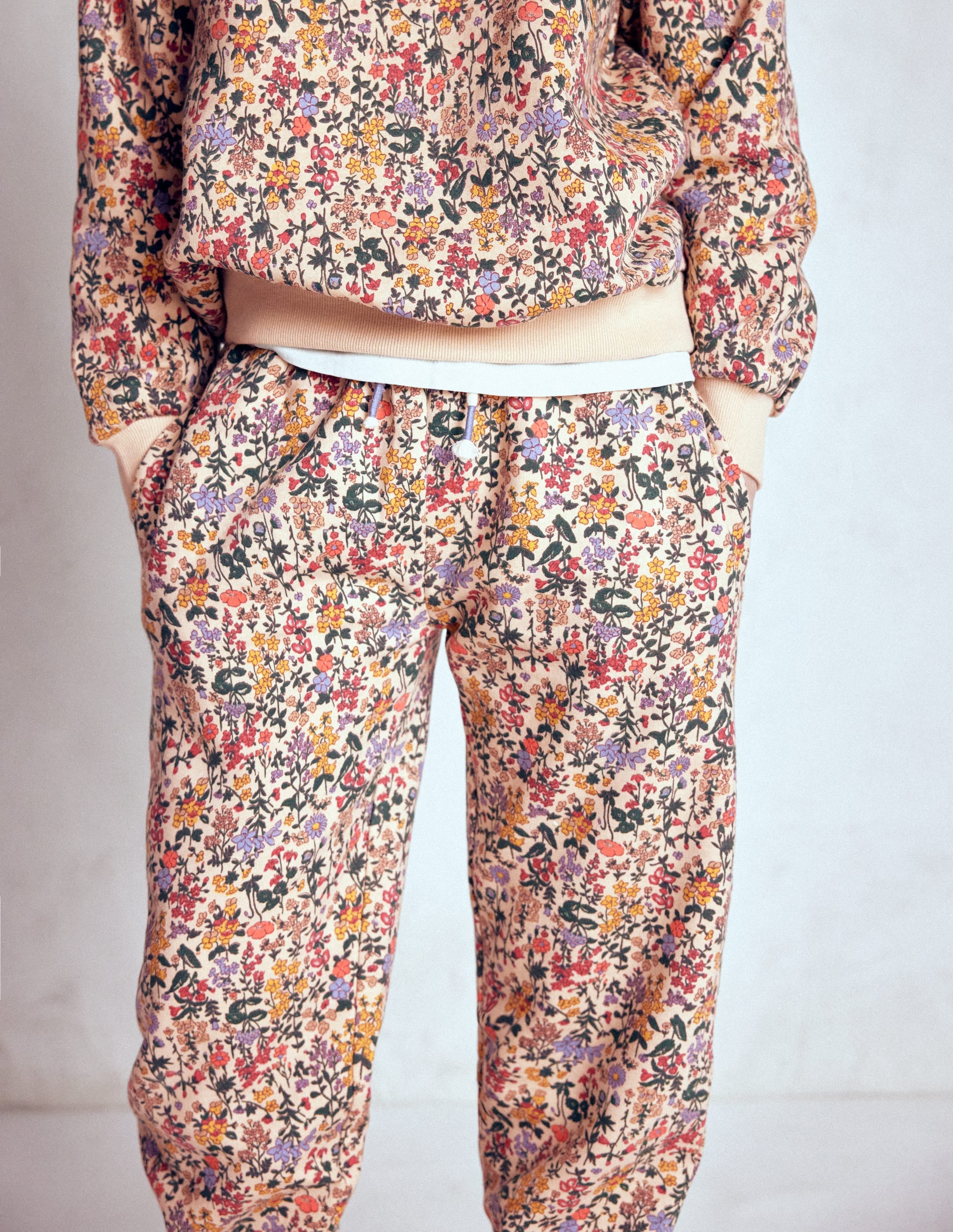 Bequeme Jogginghose mit Druck-Filigranes Blumenmuster - Image 4