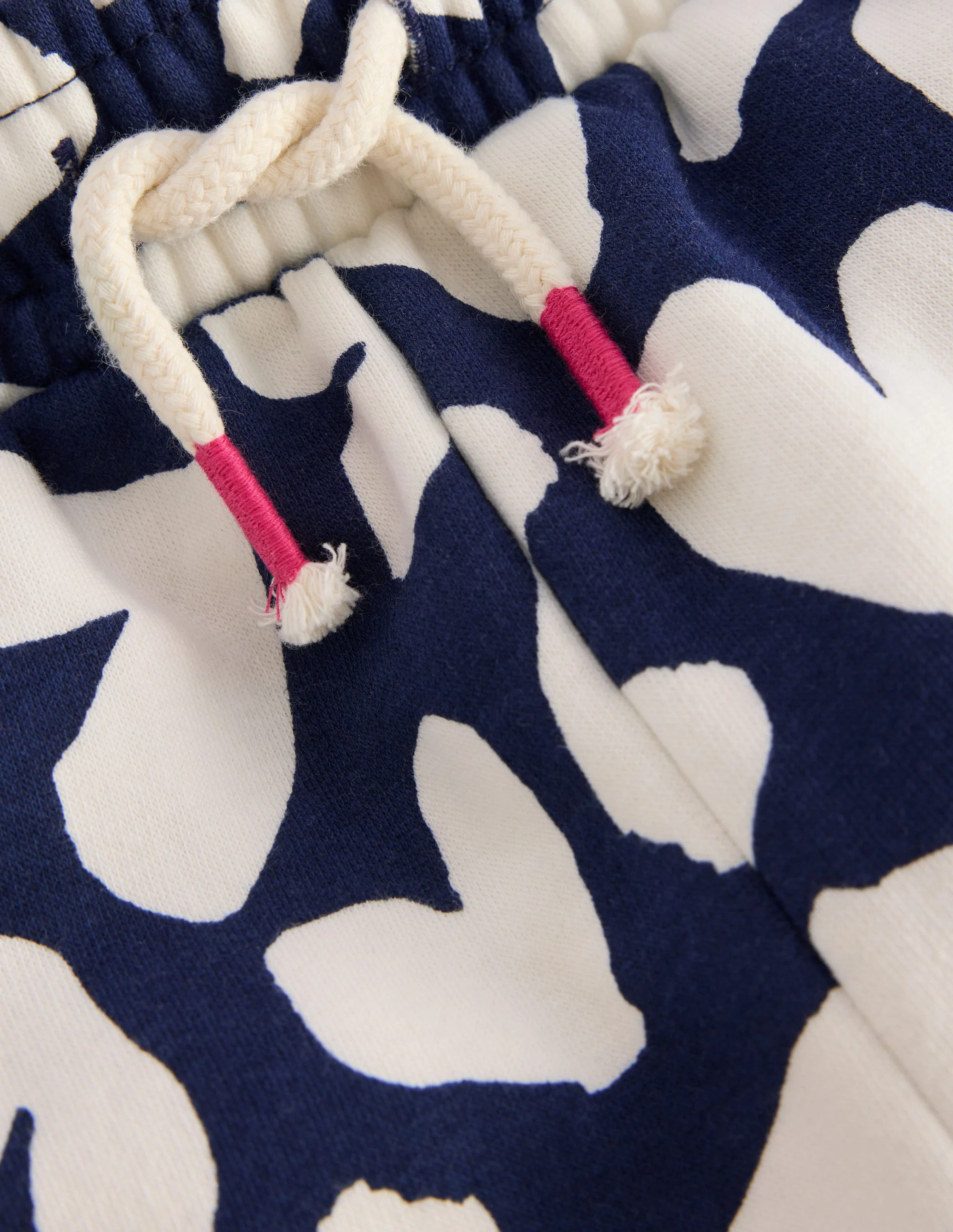 Bequeme Jogginghose mit Druck-Marineblau Herzen - Image 3
