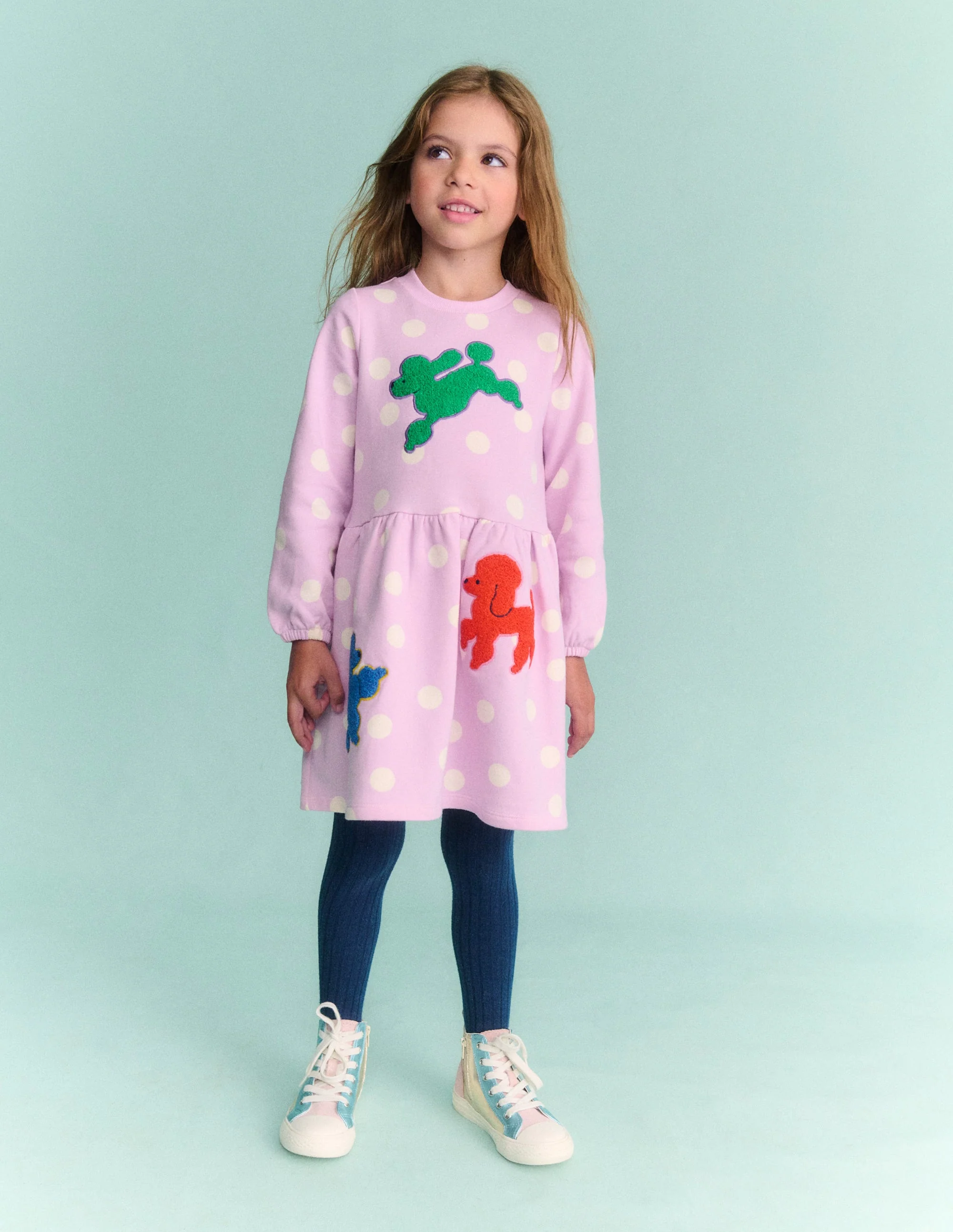 Bouclé-Sweatkleid mit Applikation-Gezuckertes Flieder Punkte Hunde - Image 4