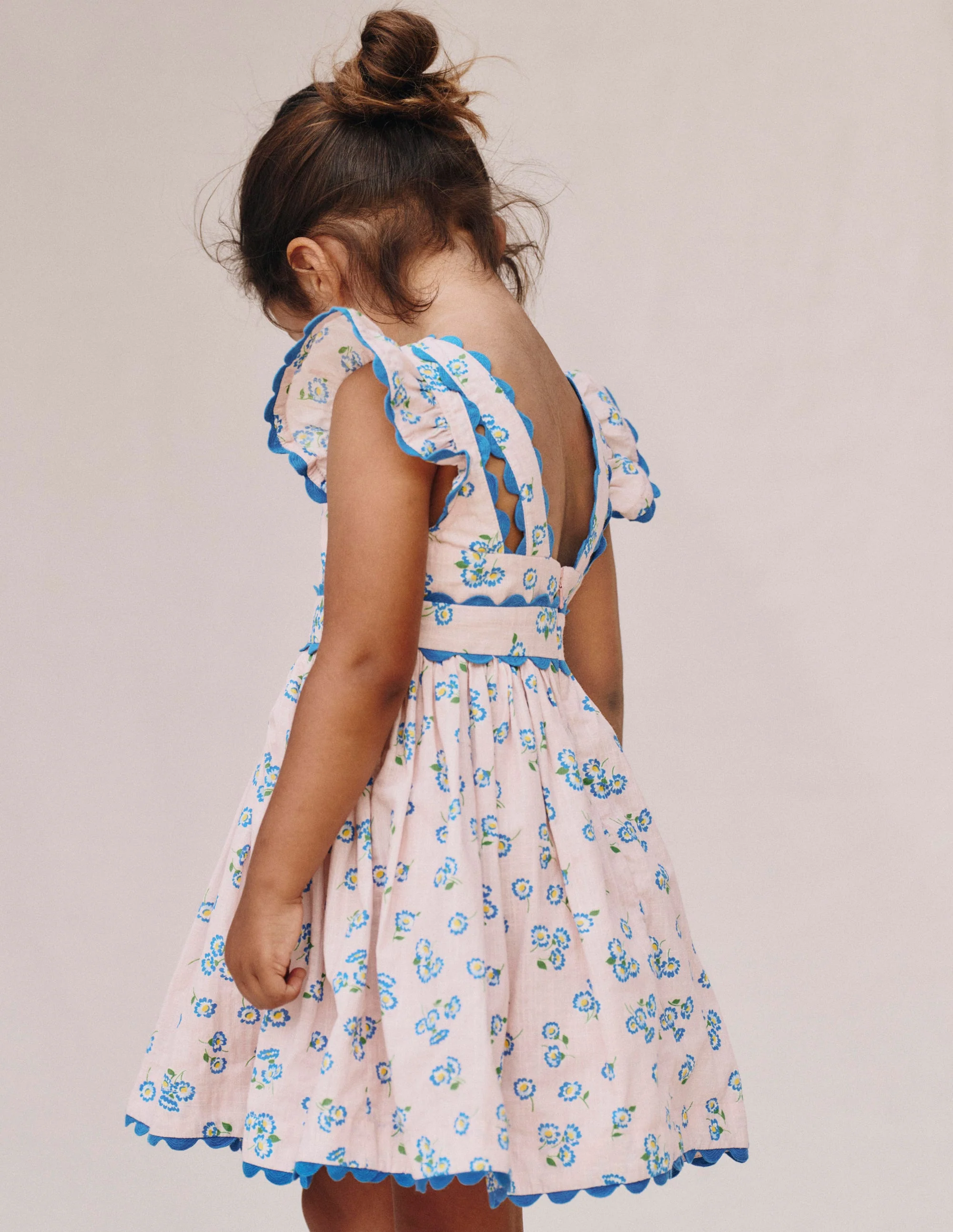 Flatterkleid mit Zackenlitze-Kreiderosa Gänseblümchen - Image 4
