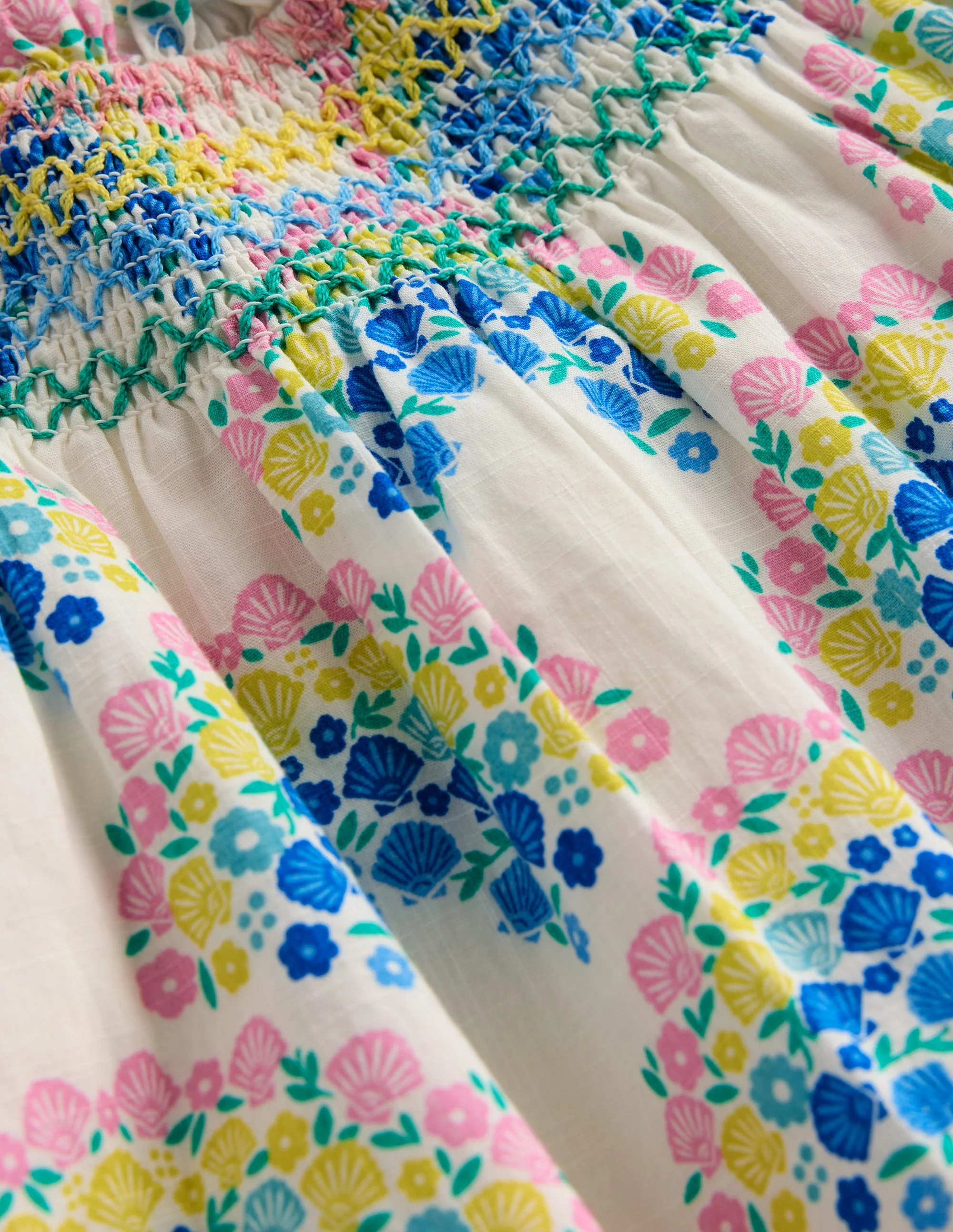 Freizeitkleid mit Smokdetail-Sanftes Naturweiß Regenbogen Muscheln - Image 3
