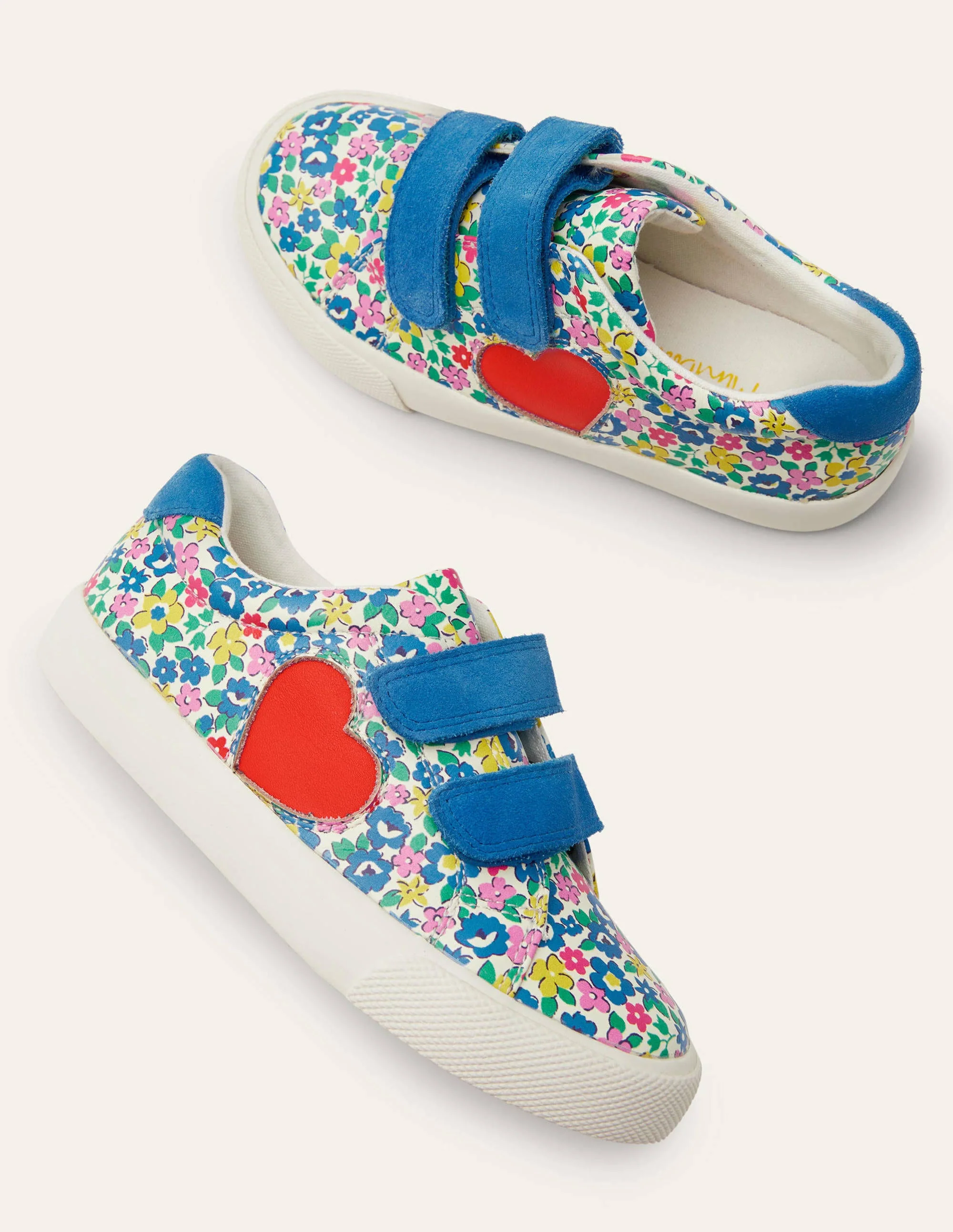 Fröhliche Turnschuhe mit zwei Klettverschlüssen-Blumenmuster, Appliziertes Herz