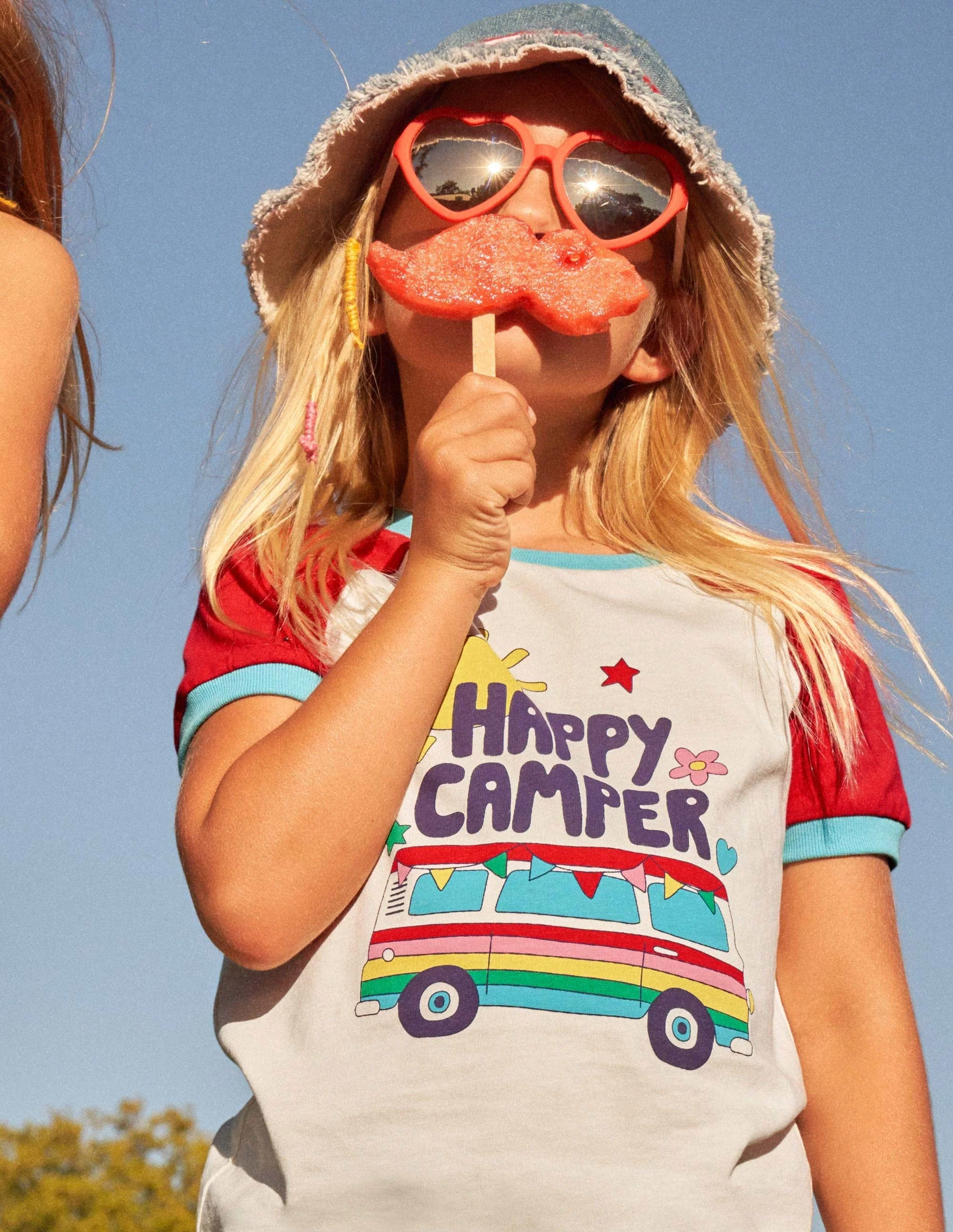 Gemustertes Raglan-T-Shirt mit Grafik-Feuerrot, Wohnmobil - Image 8