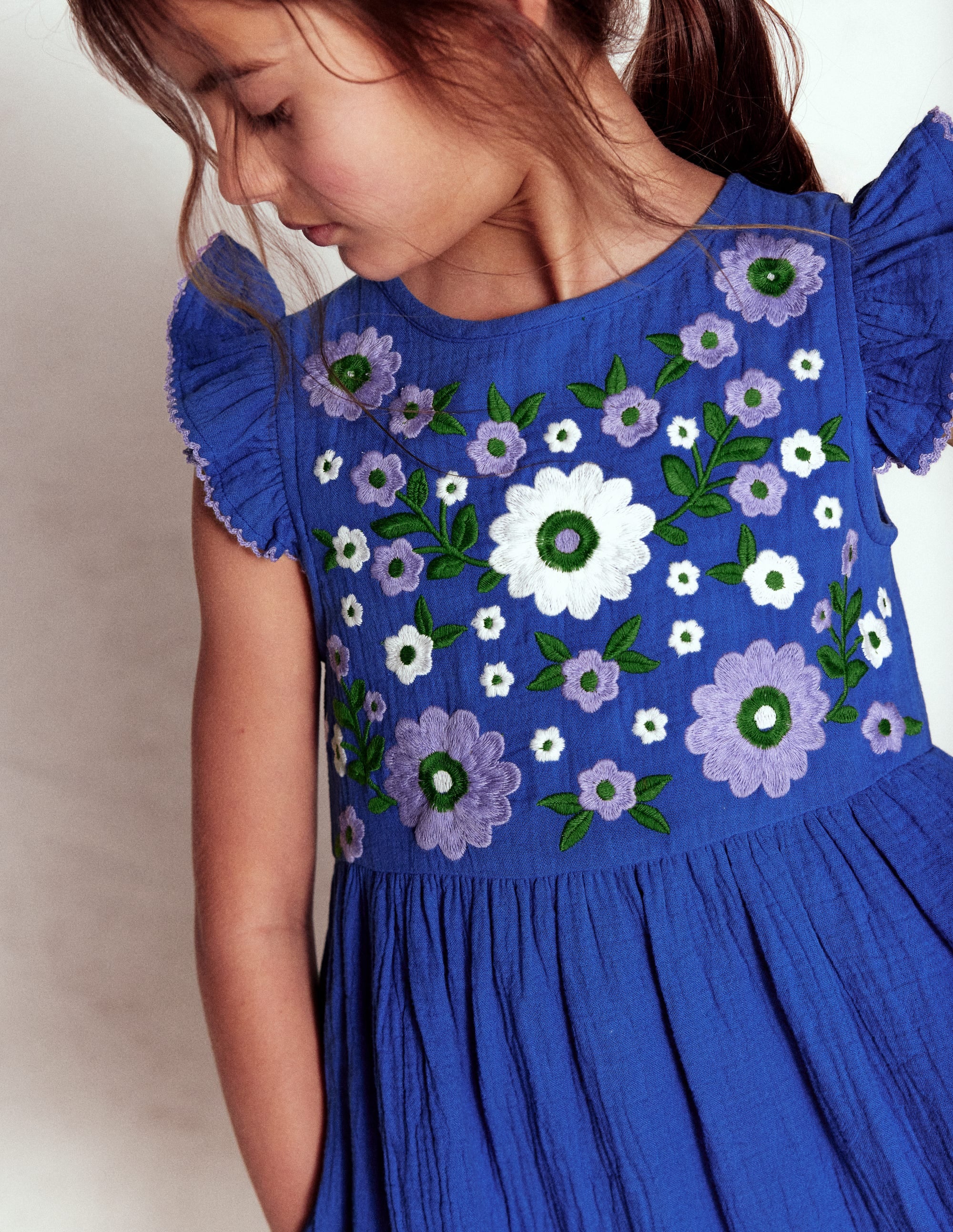 Gestuftes Kleid aus Doppeltuch-Leuchtendes Blau Stickerei - Image 3