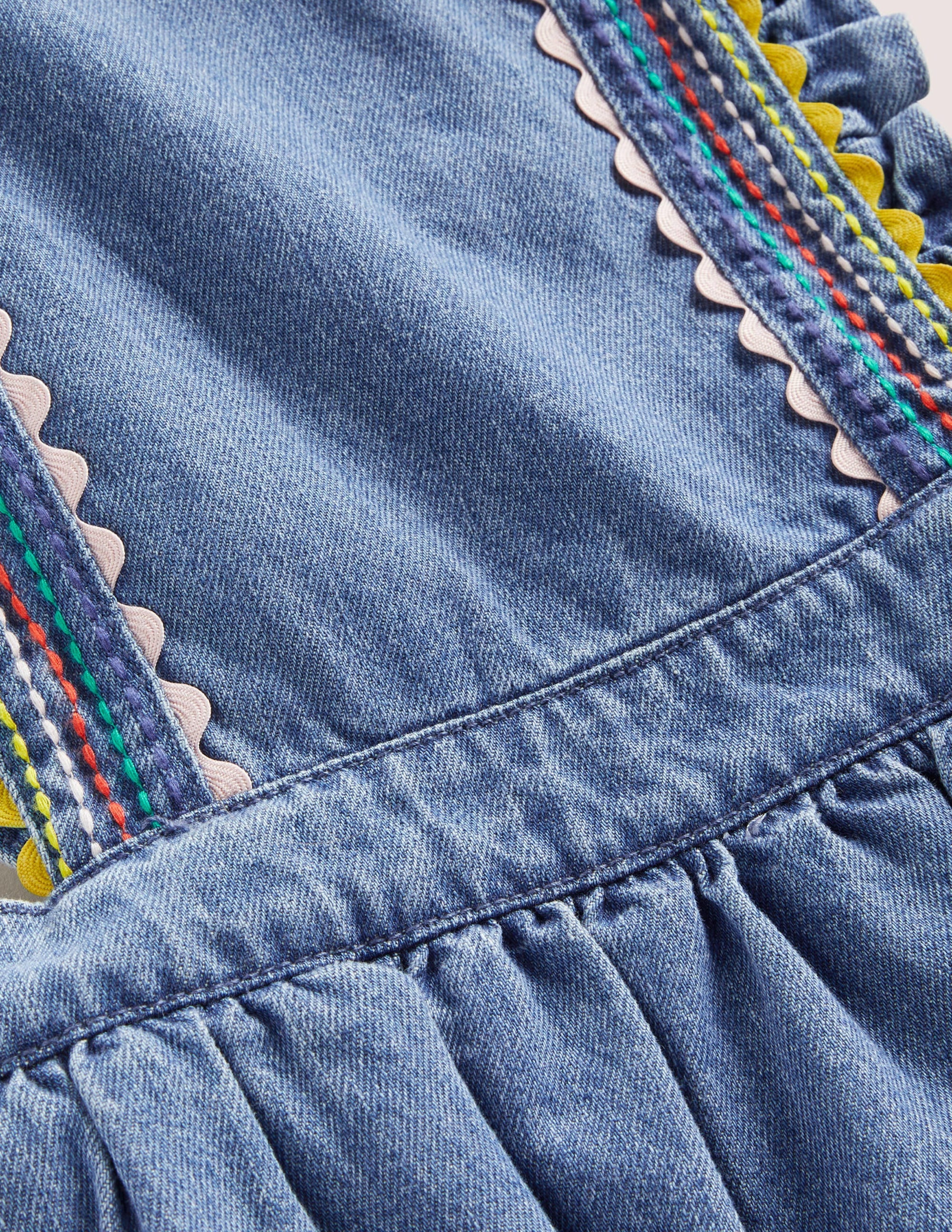 Gewebtes Schürzenkleid-Denim, Regenbogennähte - Image 3