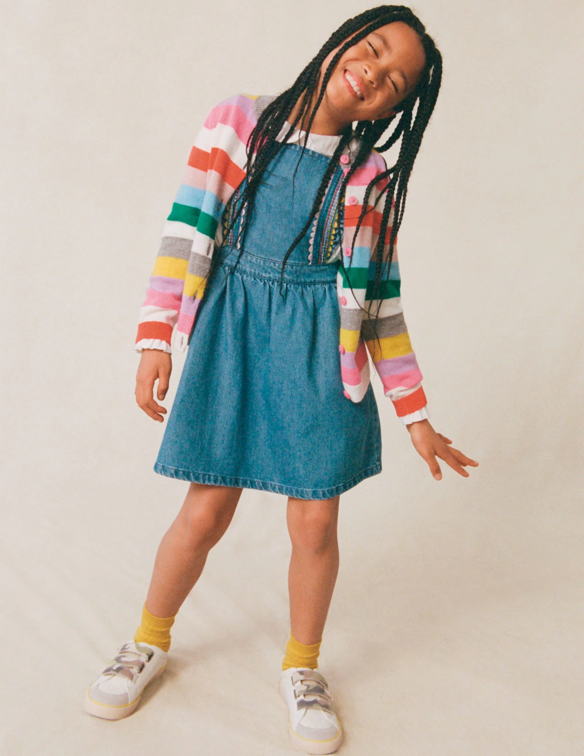 Gewebtes Schürzenkleid-Denim, Regenbogennähte - Image 4