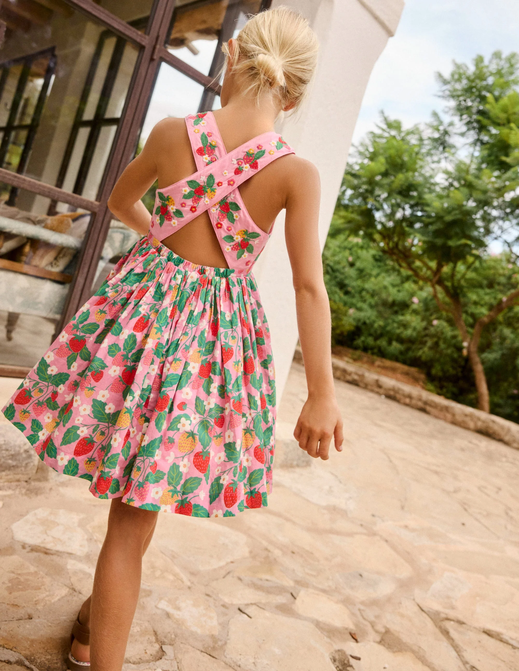 Harper Kleid mit gekreuzten Rückenträgern-Kosmos-Rosa Erdbeer-Aufnäher - Image 5