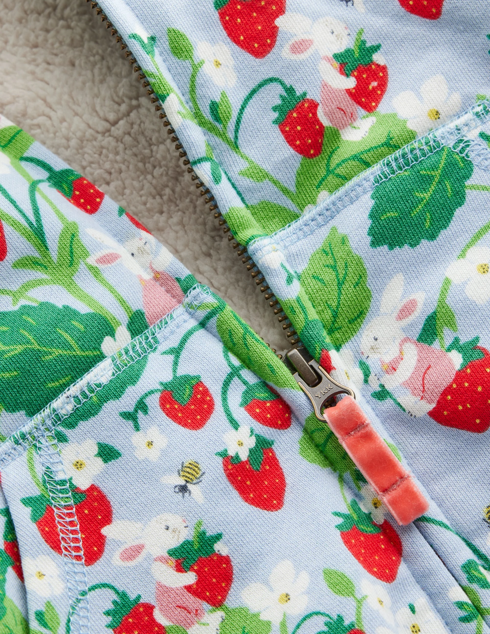 Kapuzenpullover mit Zottelfutter-Erdbeerfeld Druck - Image 3