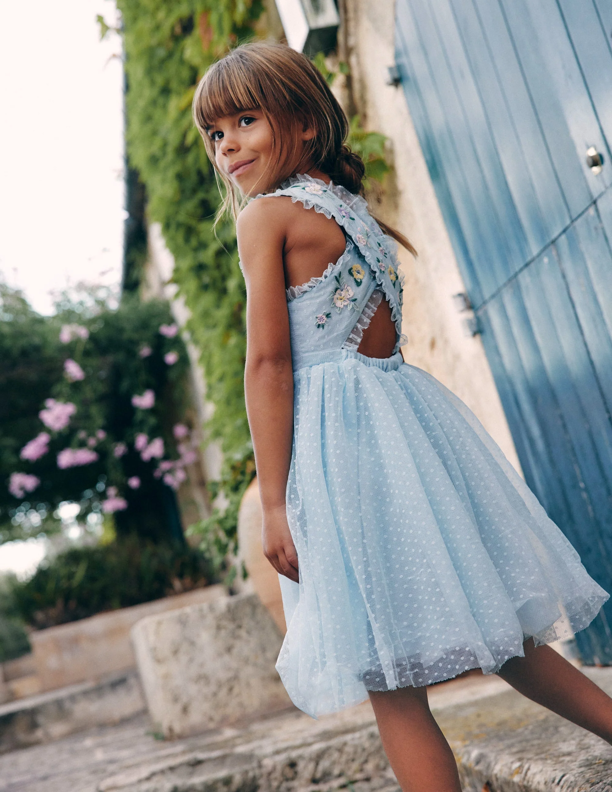 Kleid mit gekreuzten Rückenträgern-Blau Blumenstickerei - Image 4