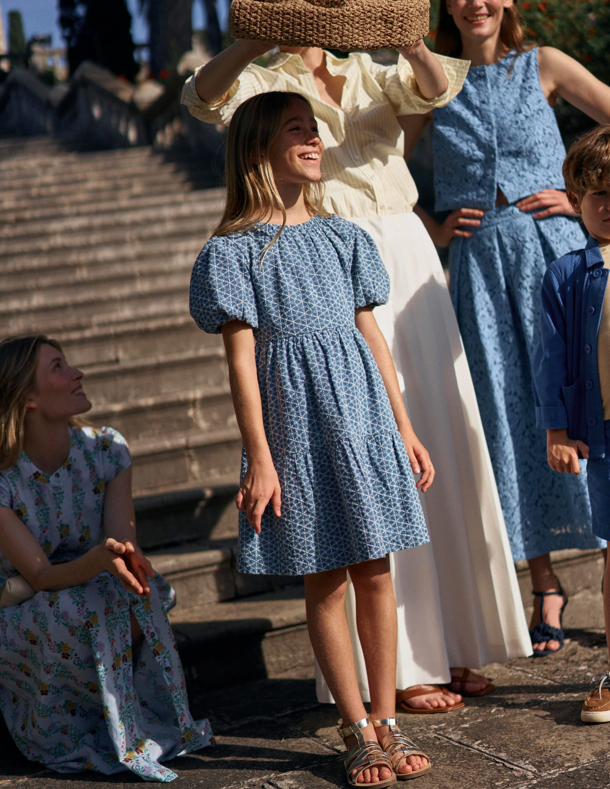 Kleid mit gekreuzten Rückenträgern und Puffärmeln-Chambray Lochstickerei - Image 5