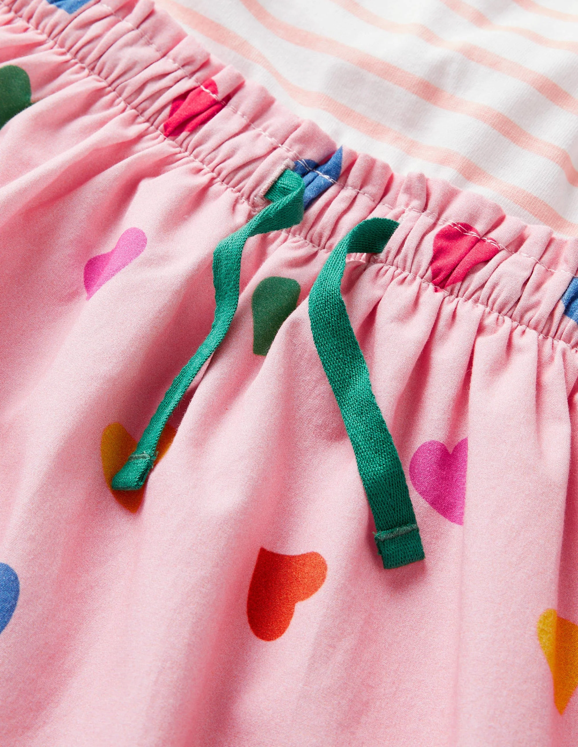 Kleid mit Mustermix-Delfinrosa, Konfettiherzen - Image 3