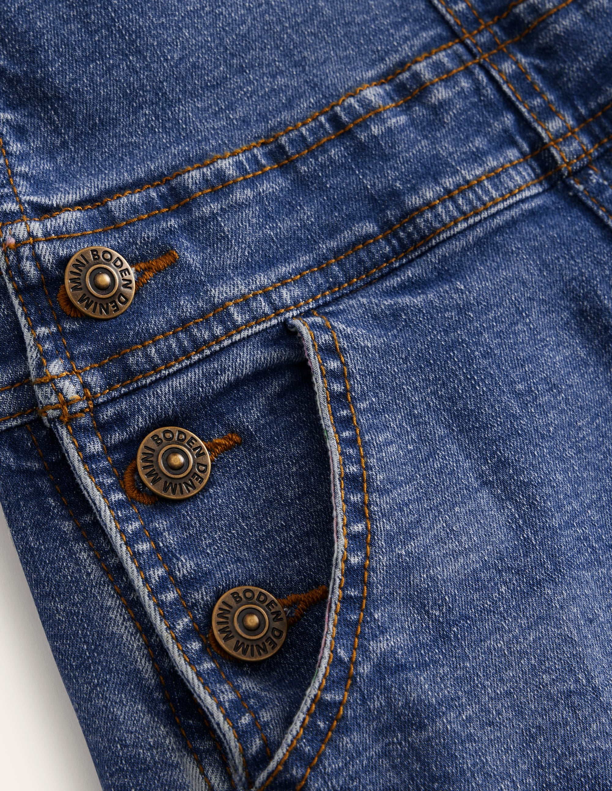 Kurze Latzhose mit Herztaschen-Denim - Image 3