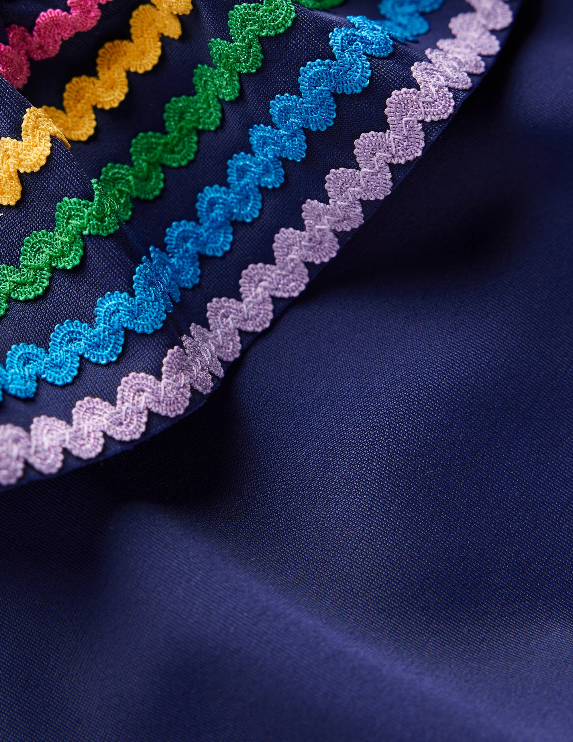 Lila Badeanzug mit einem Träger-Schuluniform-Marineblau Ric Rac - Image 3
