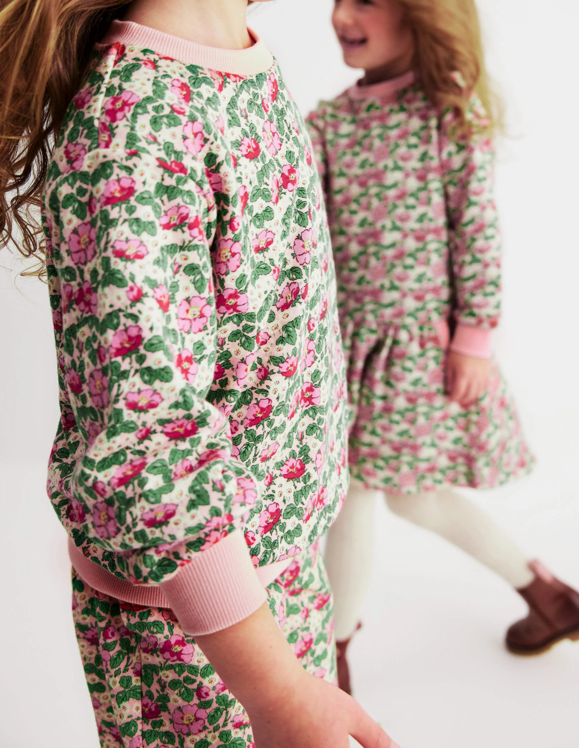 Lockeres Sweatshirt mit Druck-Kreiderosa Wildrose - Image 5
