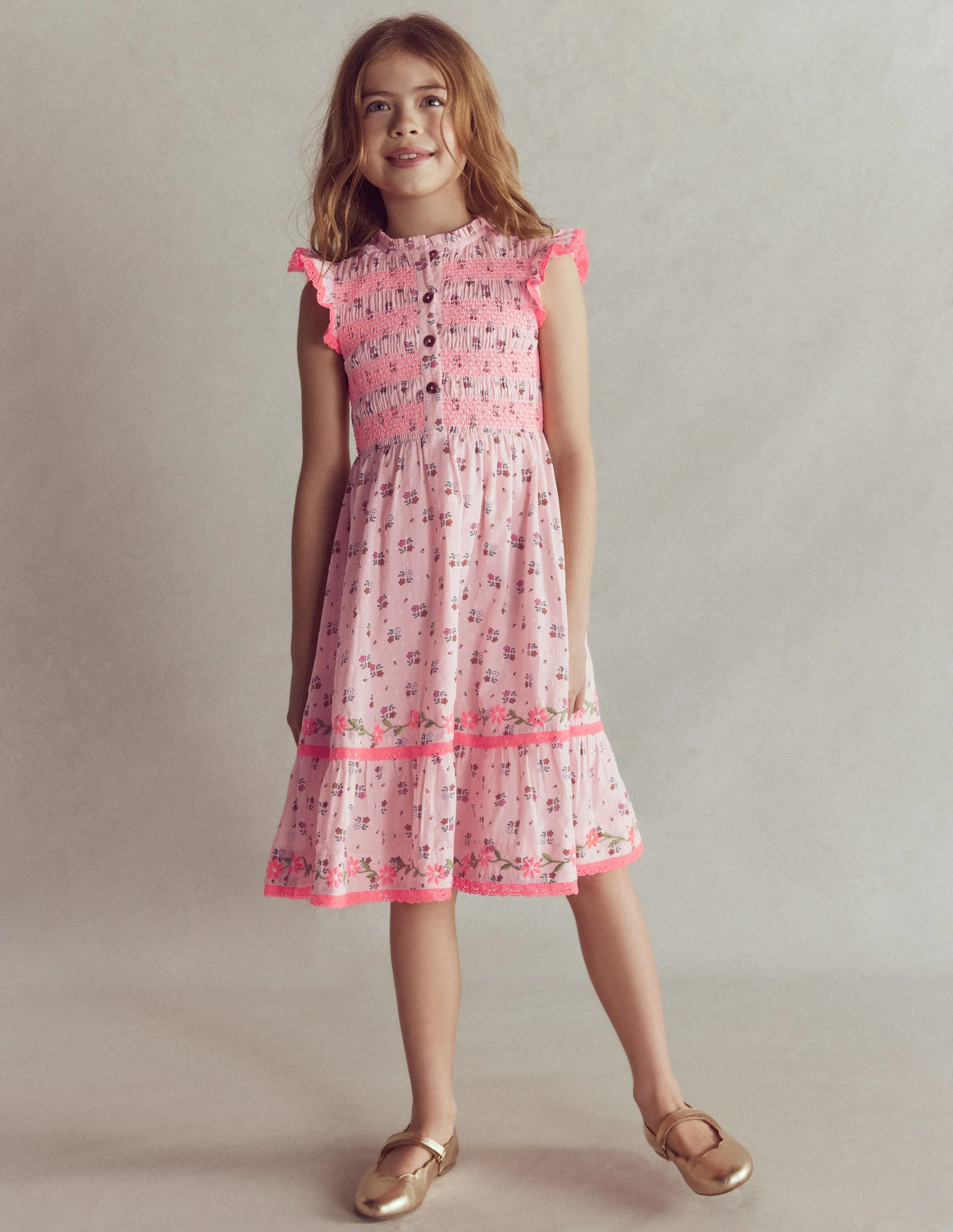 Midikleid mit gesmoktem Oberteil-Kreiderosa Gänseblümchenkette