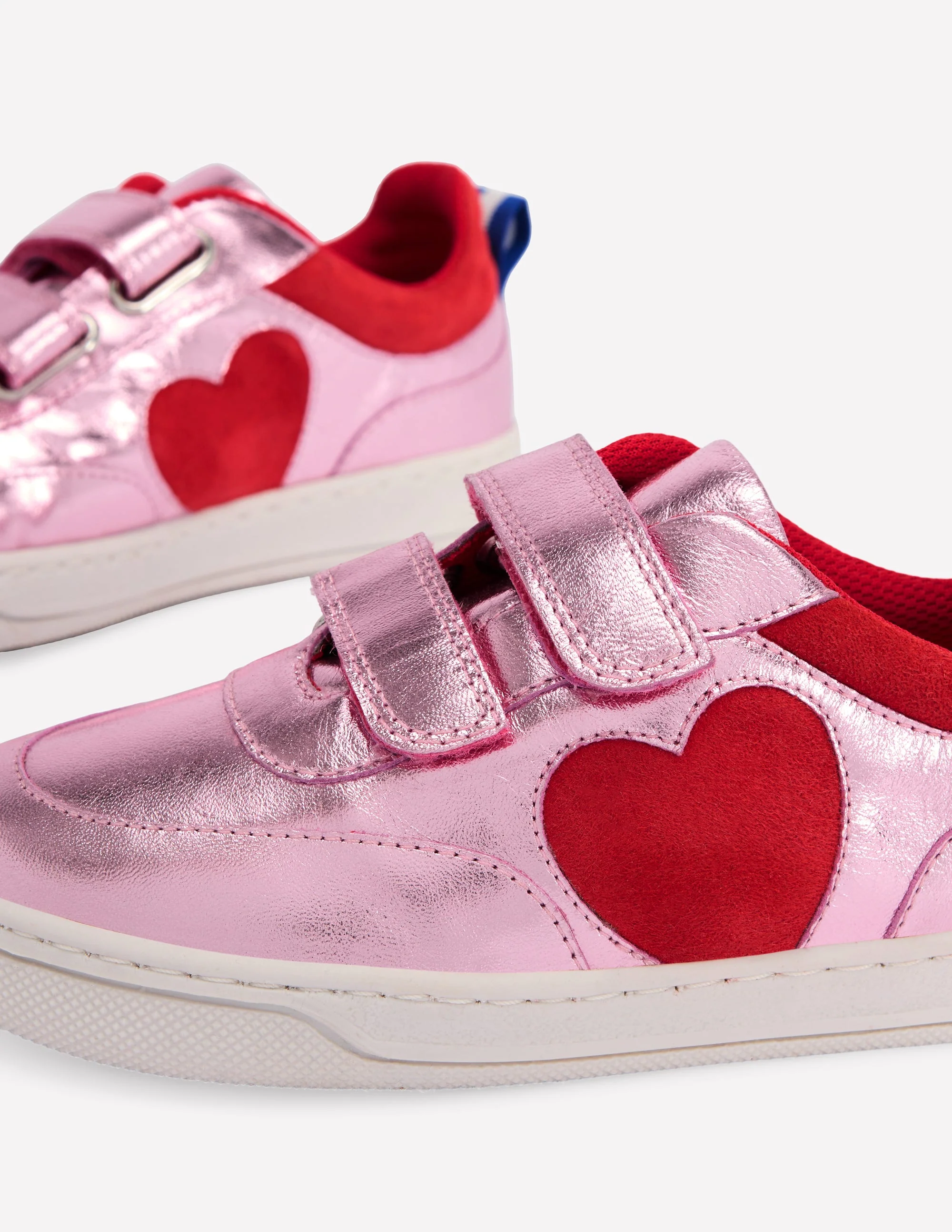 Niedrige Sneaker mit Blockfarben-Metallic-Pink Herz - Image 3