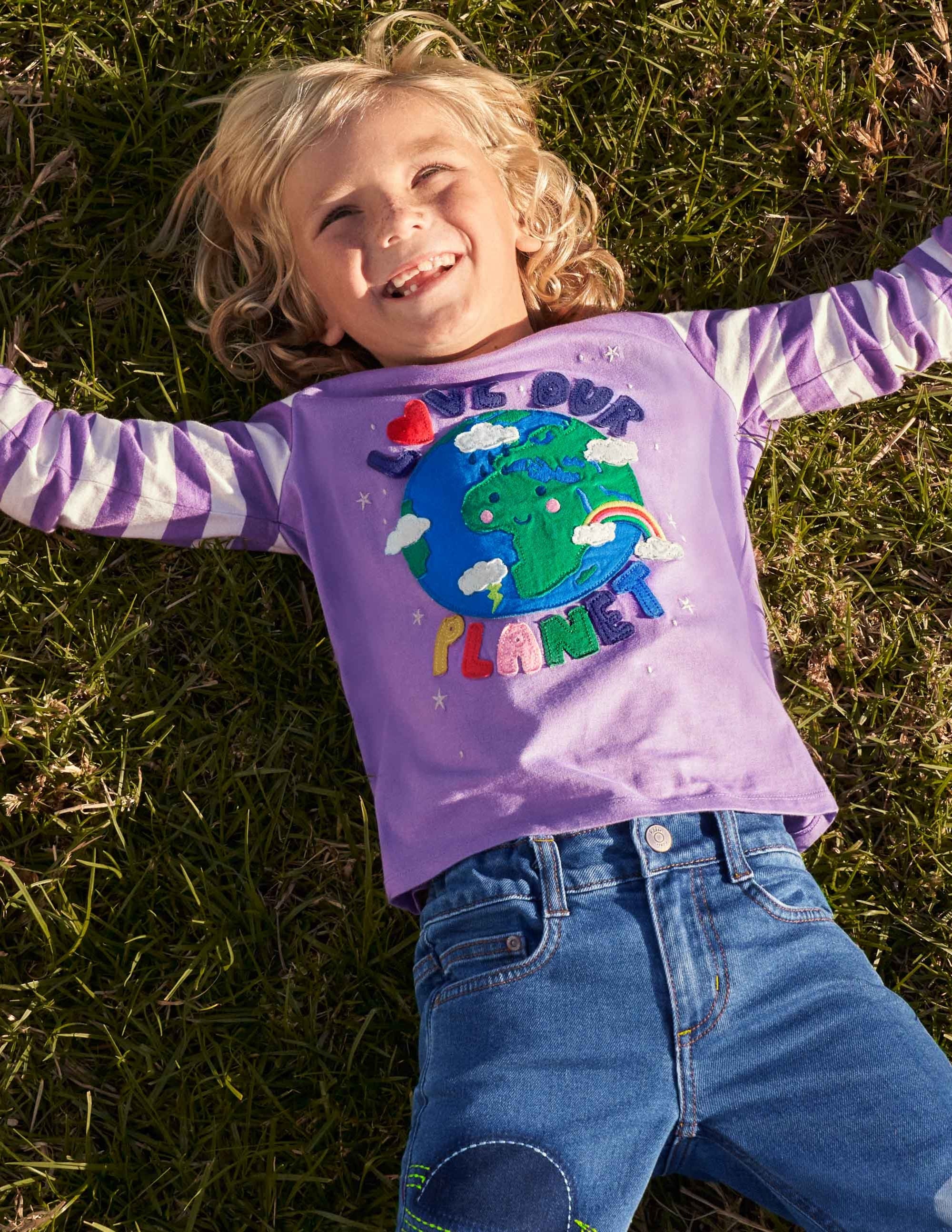 Oberteil mit Regenbogenmotiv-Violett, Love-Our-Planet-Schriftzug - Image 4