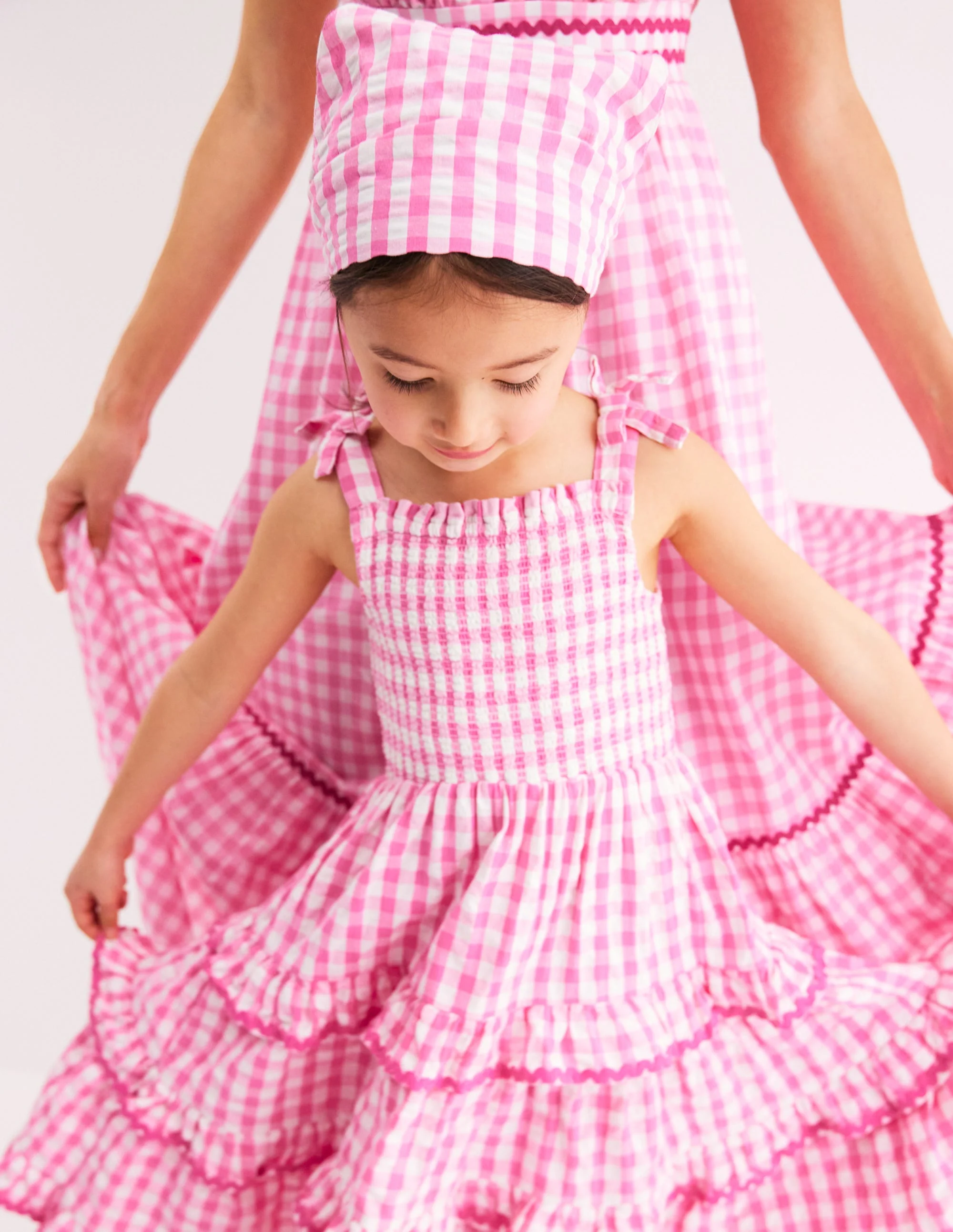 Odette Gewebtes Sommerkleid mit Stufendesign-Rosa Vichykaro Gänseblümchen - Image 5