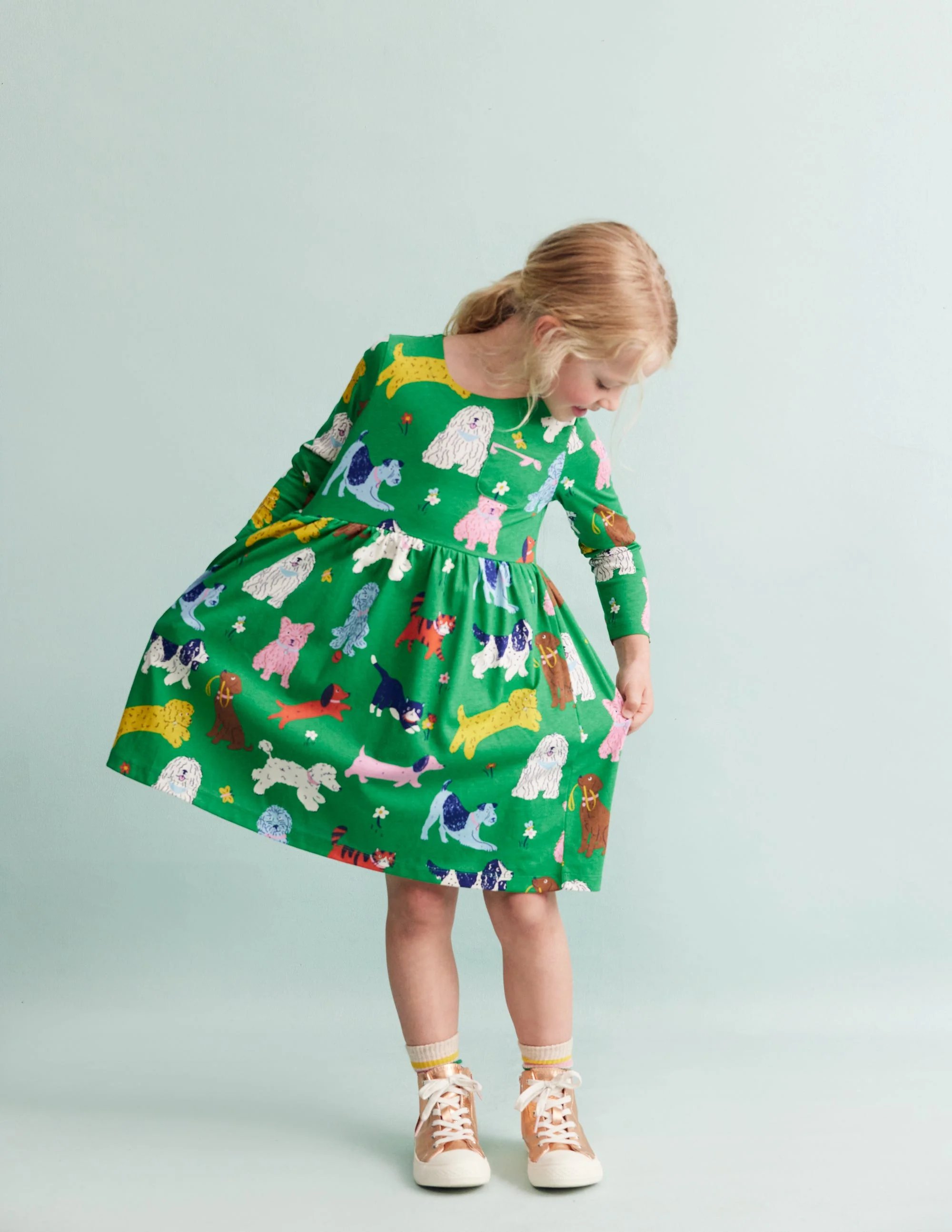Originelles langärmeliges Jerseykleid-Grün Park Spielende Tiere - Image 2