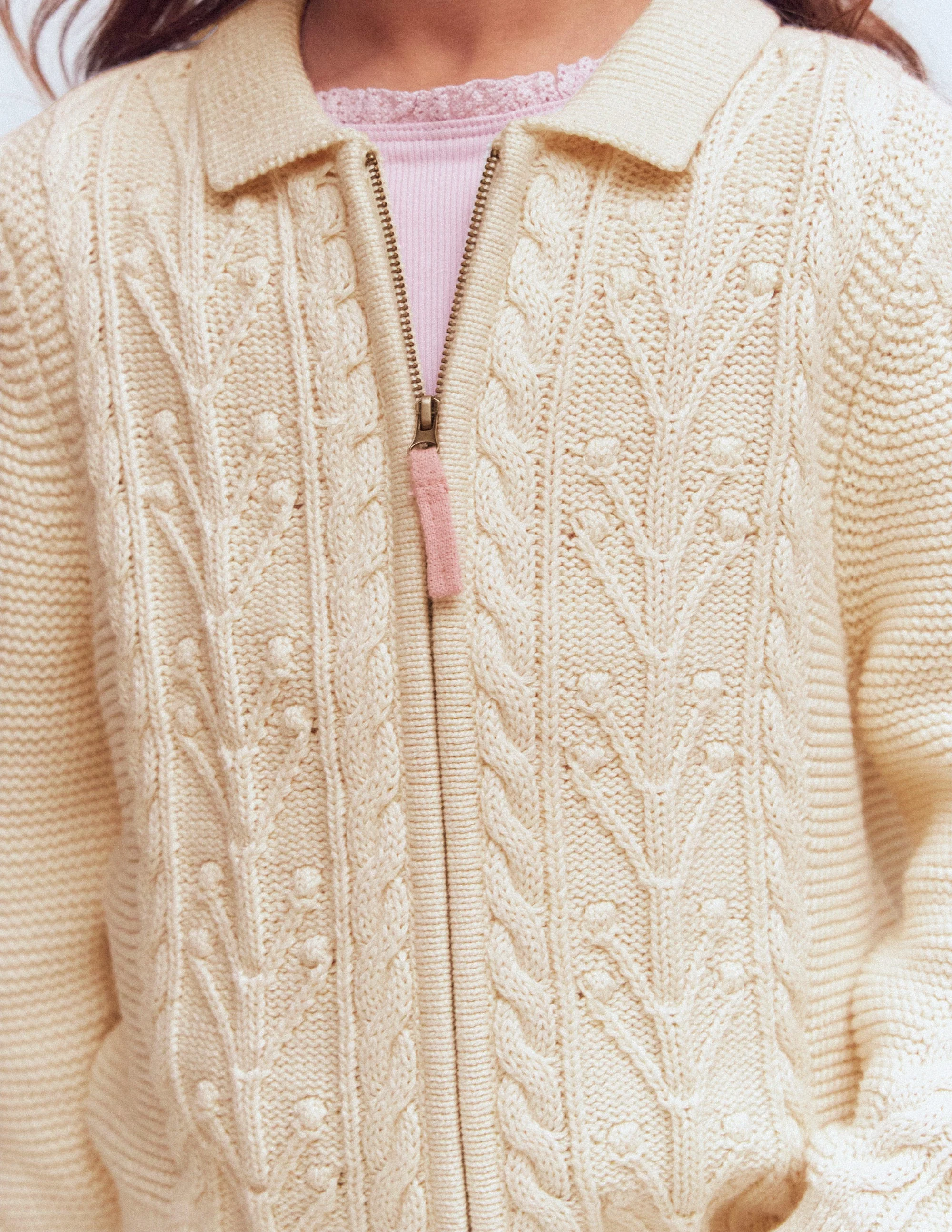 Pullover mit Zopfmuster, Kragen und Reißverschluss-Anenome - Image 2