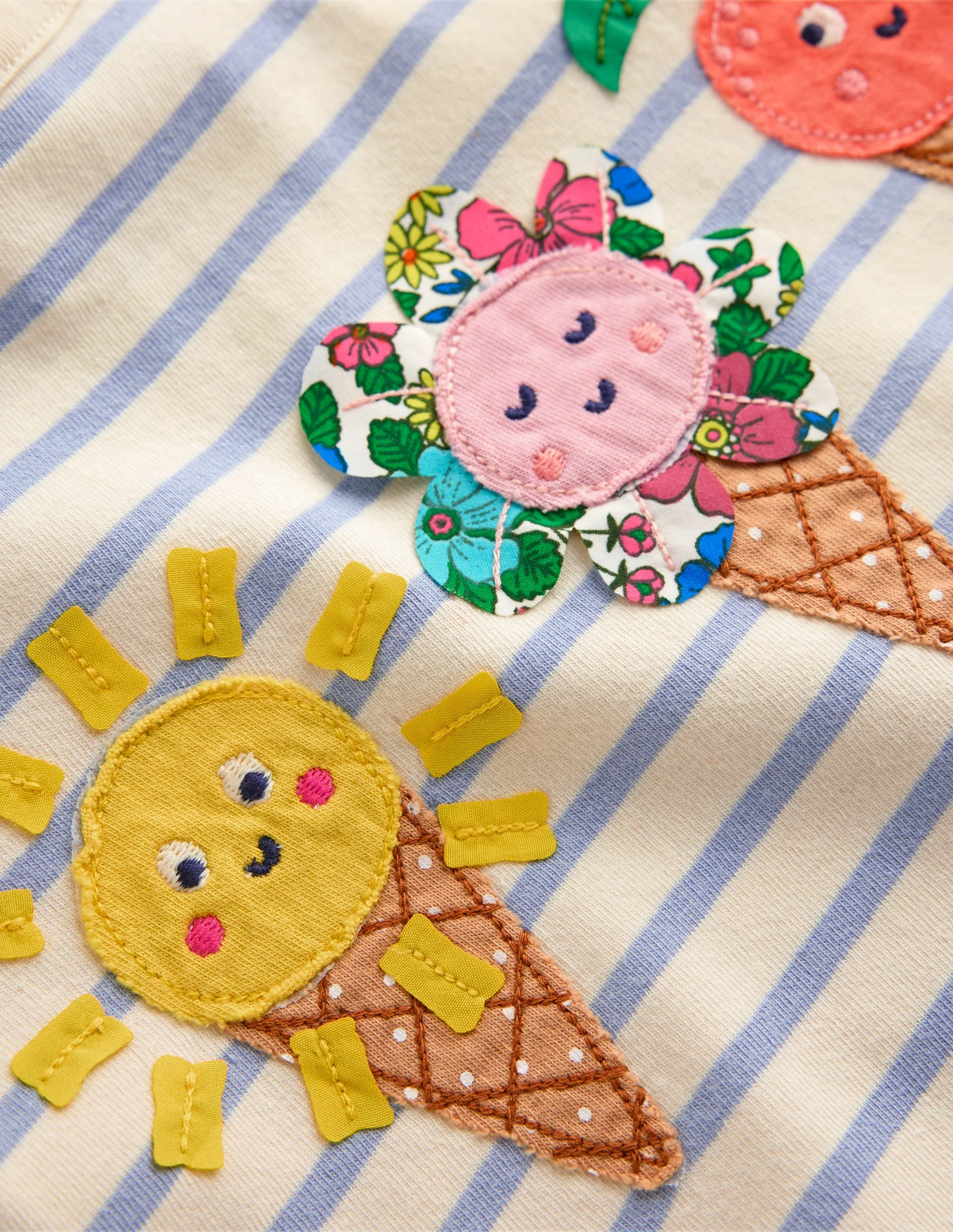 T-Shirt mit Applikation-Gletscherblau/ Naturweiß Eiscreme - Image 3
