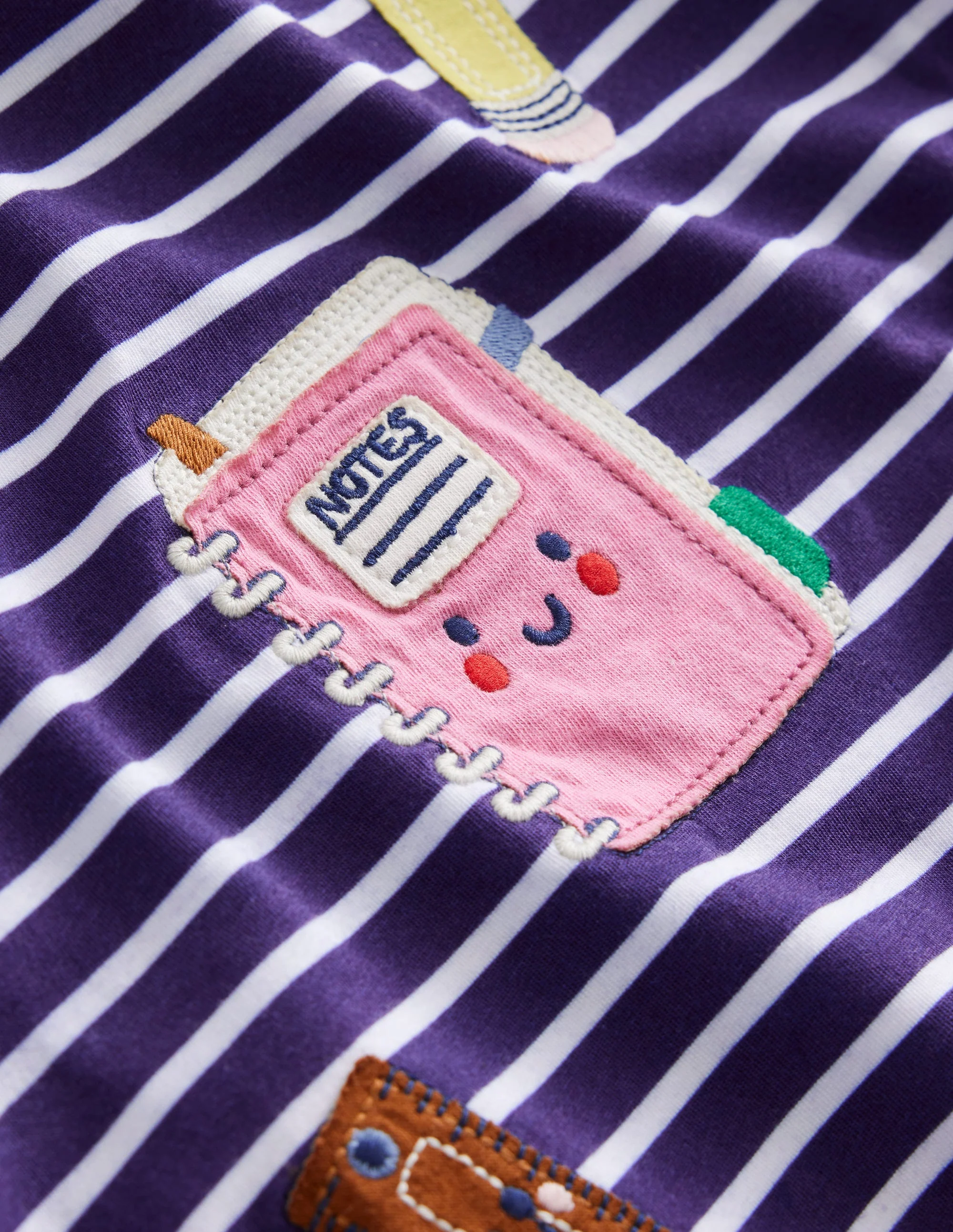 T-Shirt mit Applikation-Saphir/Naturweiß Schulutensilien - Image 3