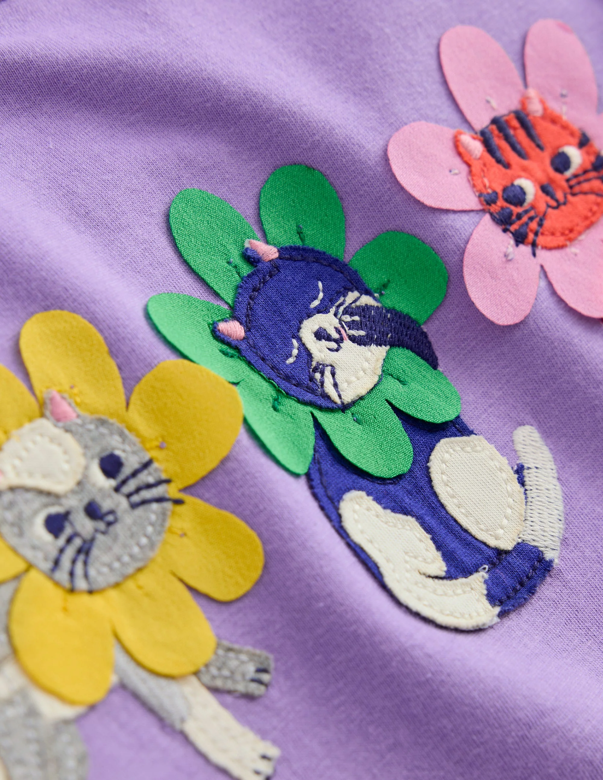 T-Shirt mit Puffärmeln und Applikation-Asternlila Blumen Katzen - Image 3