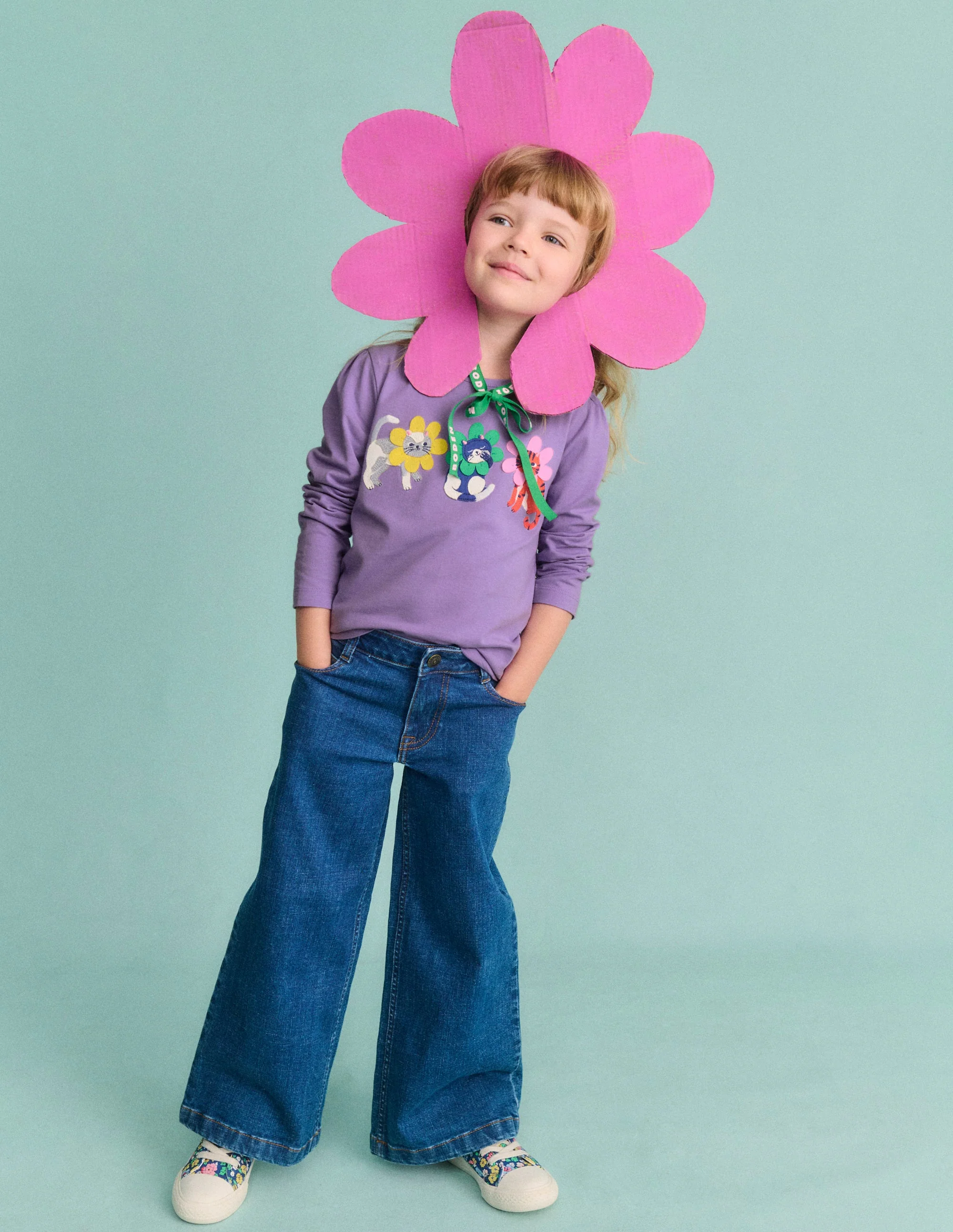 T-Shirt mit Puffärmeln und Applikation-Asternlila Blumen Katzen - Image 4